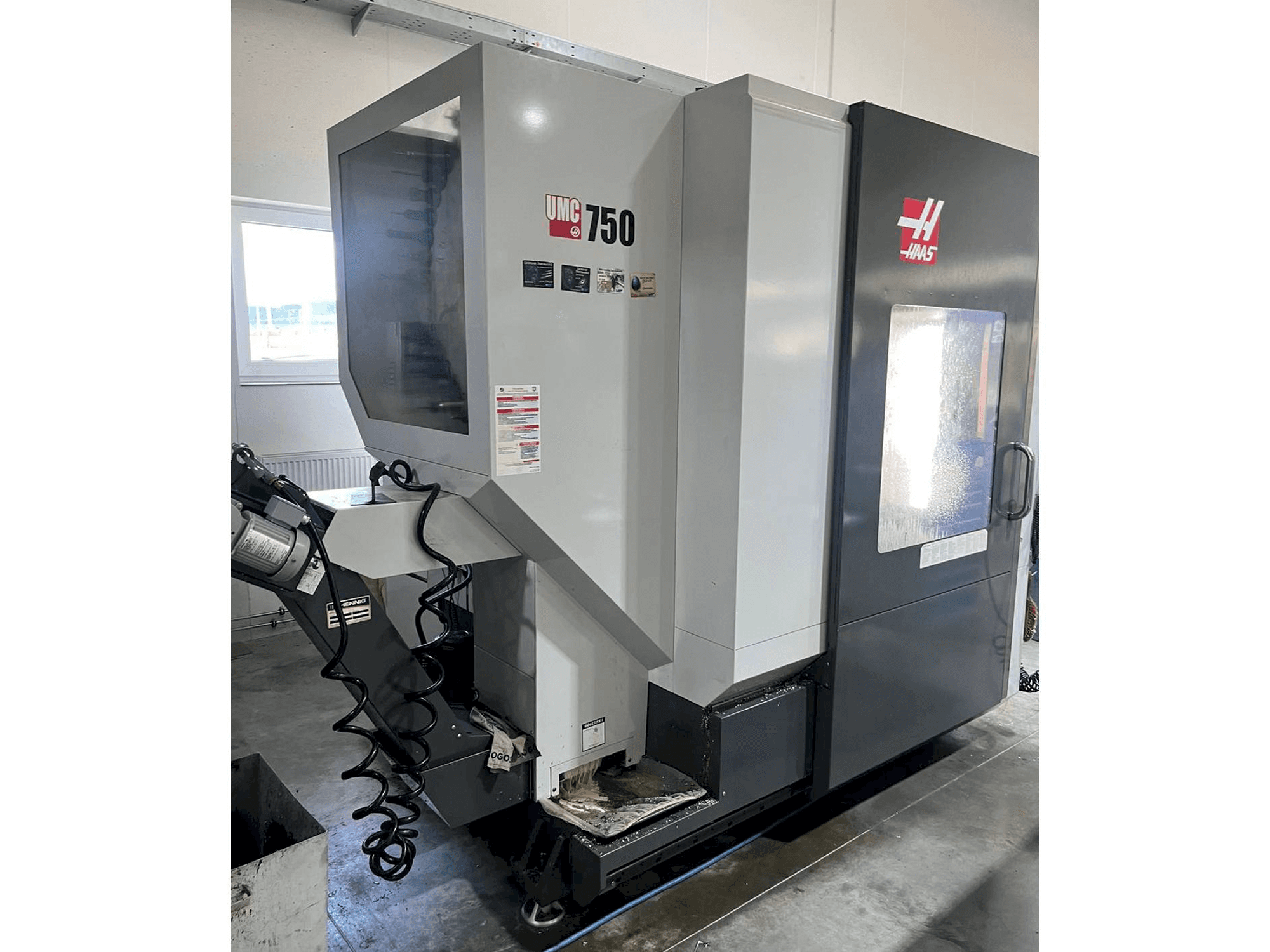 Frontansicht der HAAS UMC-750 Maschine
