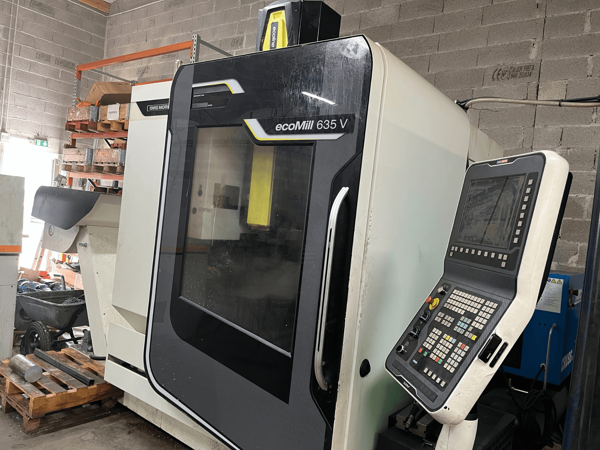 EcoMill 635 V CNC-Fräsmaschine, Vorderansicht, mit Bedienfeld mit Tasten, im industriellen Arbeitsbereich.
