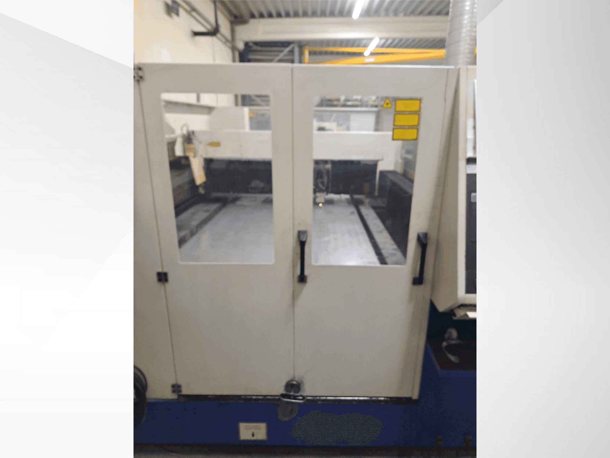 Frontansicht der TRUMPF TRUMATIC 3030 Maschine