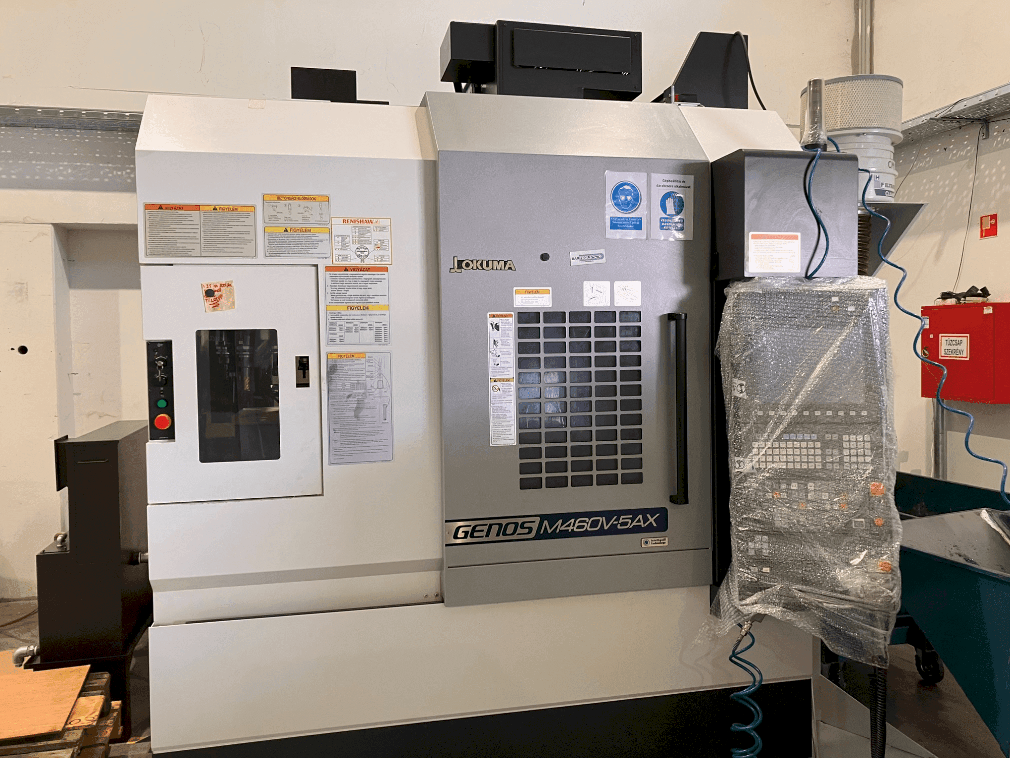 Frontansicht der Okuma GENOS M460V-5AX Maschine