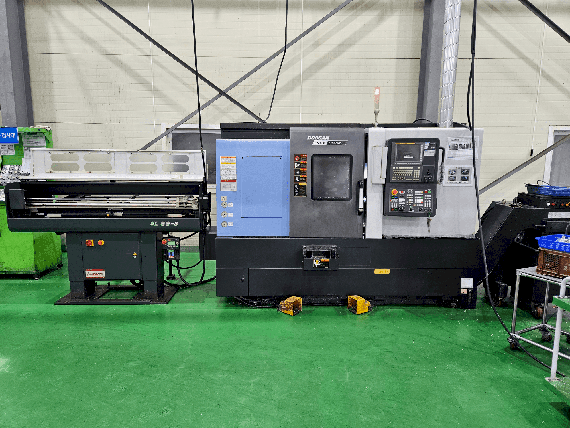 Frontansicht der DOOSAN LYNX 2100 LSYB Maschine