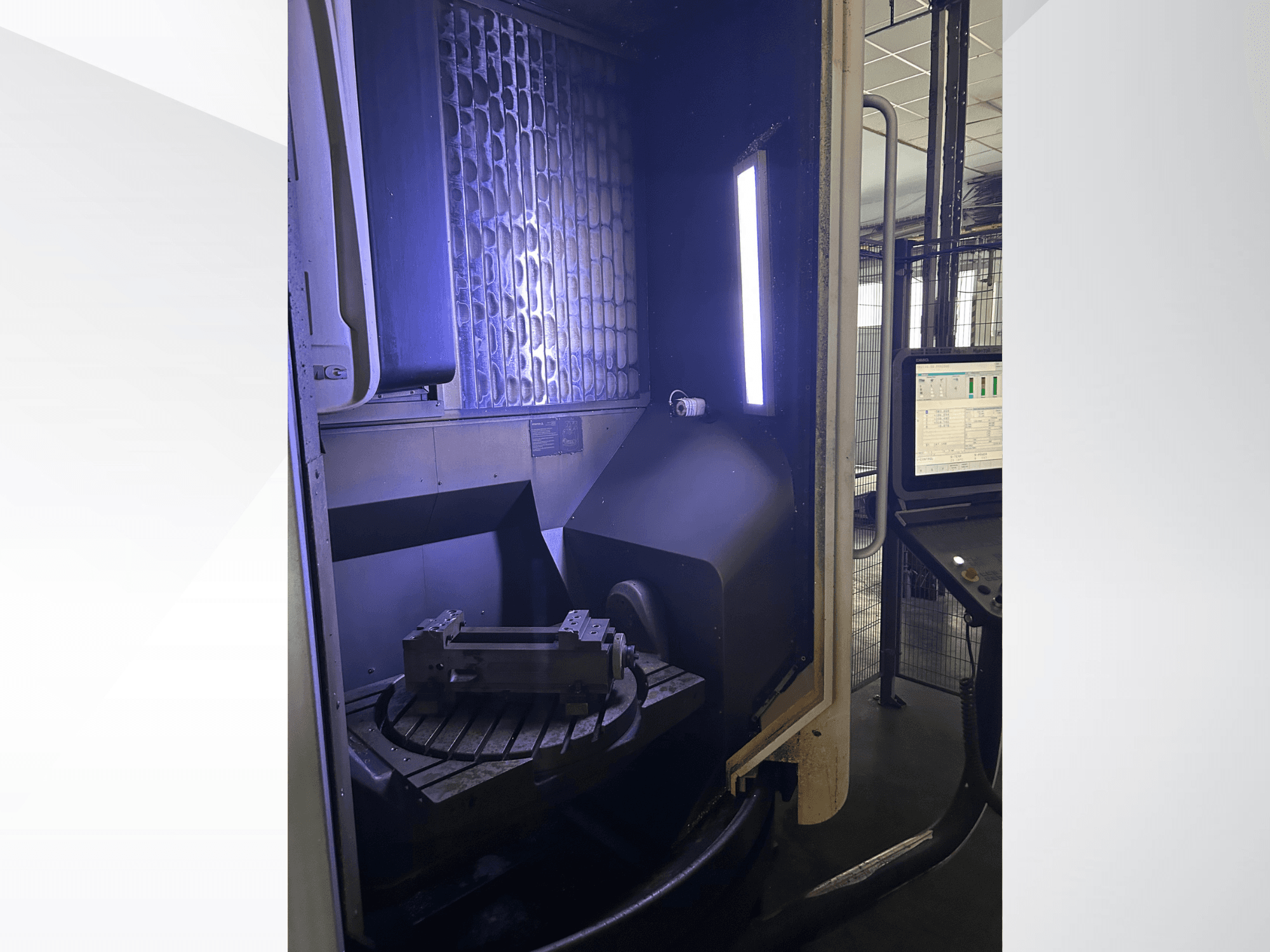 Vertikales Bearbeitungszentrum DMG MORI DMU 65 MonoBlock, Vorderansicht mit Drehtisch, Werkstück und Bedienfeld.