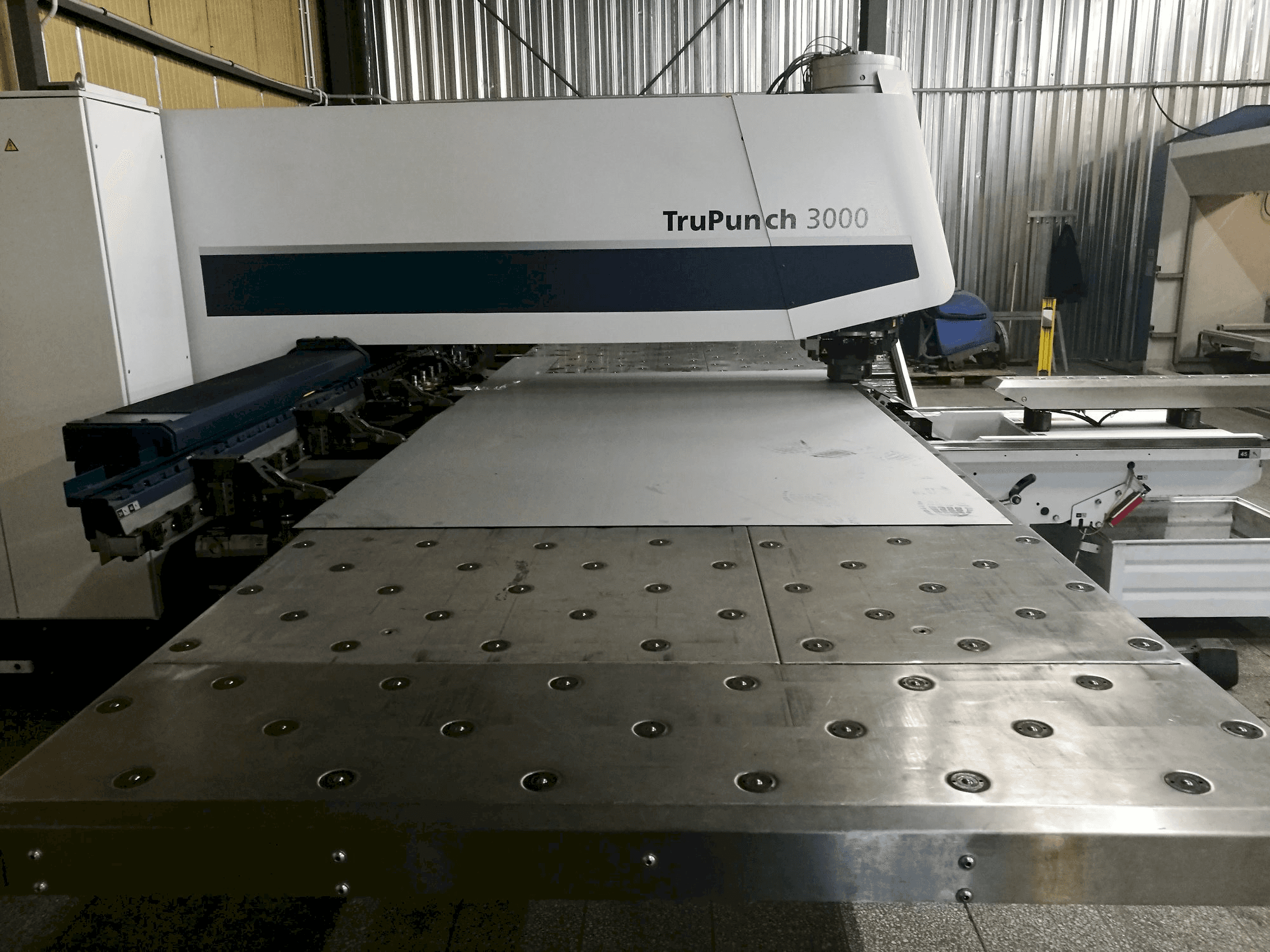 Linke Seitenansicht der Trumpf TruPunch 3000 Maschine