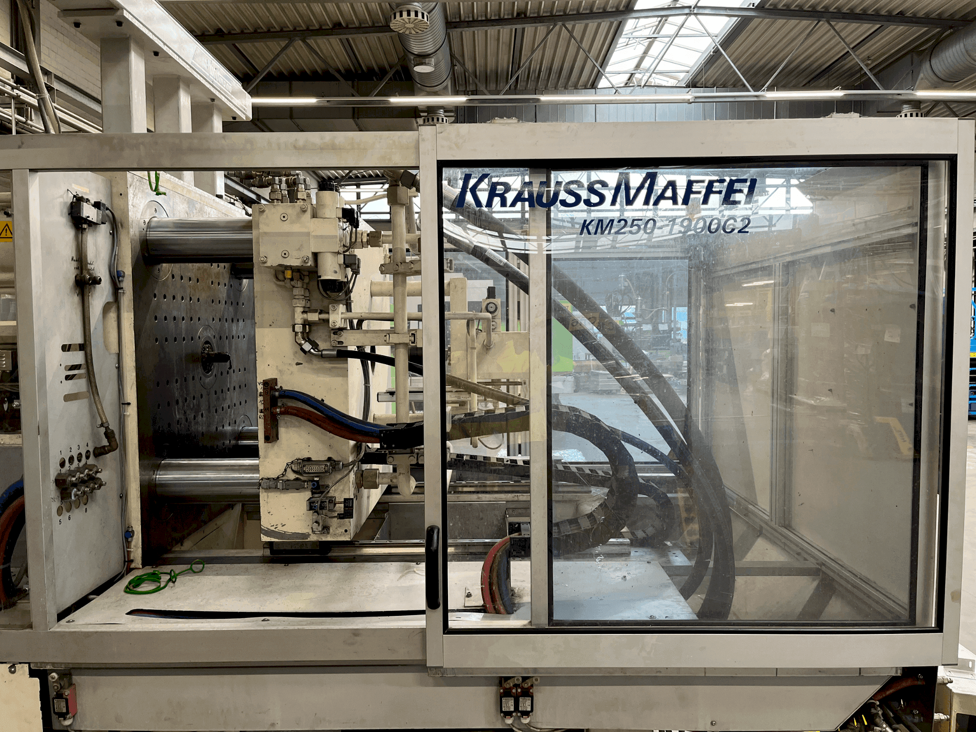 Frontansicht der Krauss Maffei 250-1900 C2 Maschine