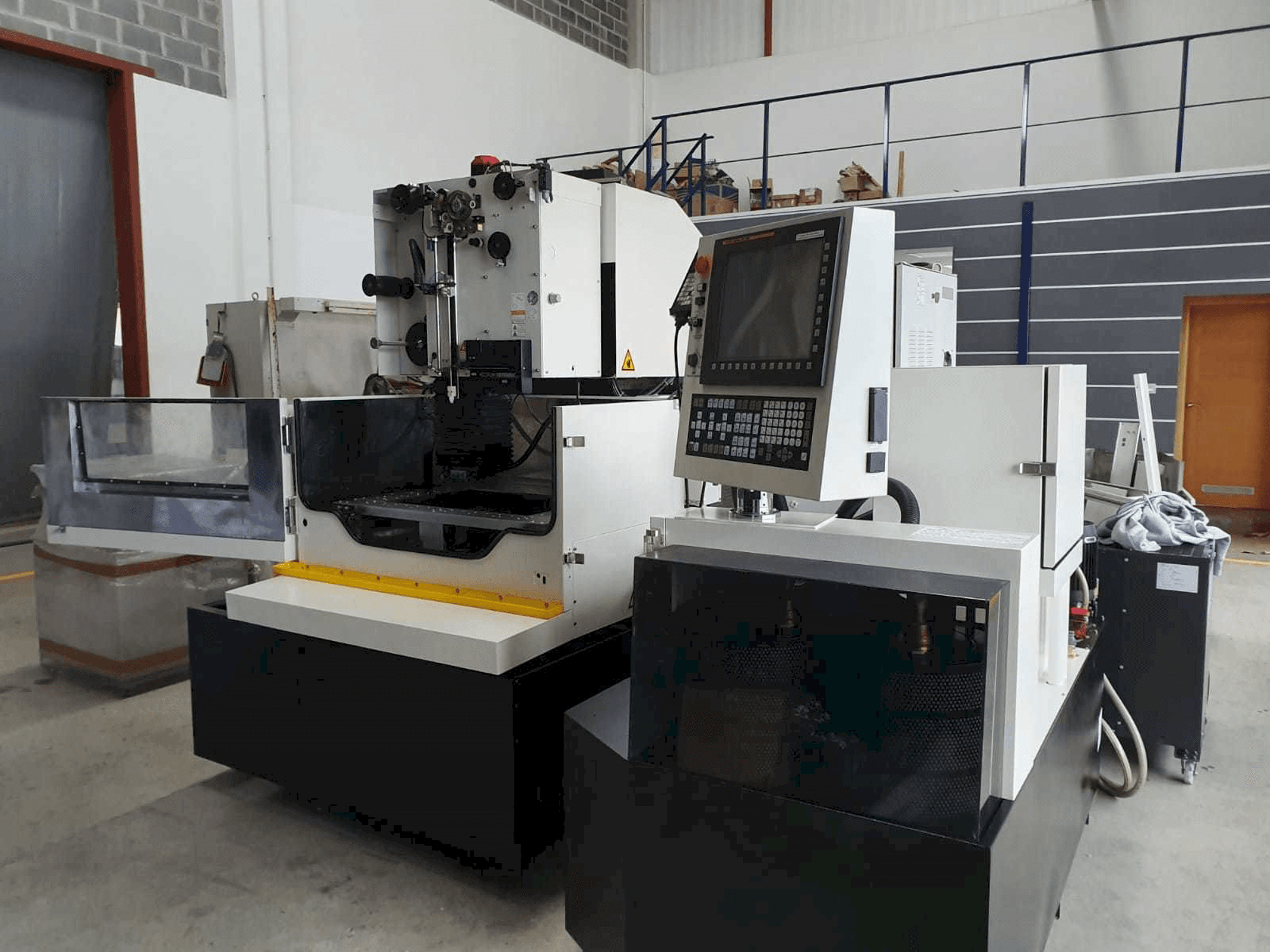 Frontansicht der FANUC Robocut α-1iE Maschine