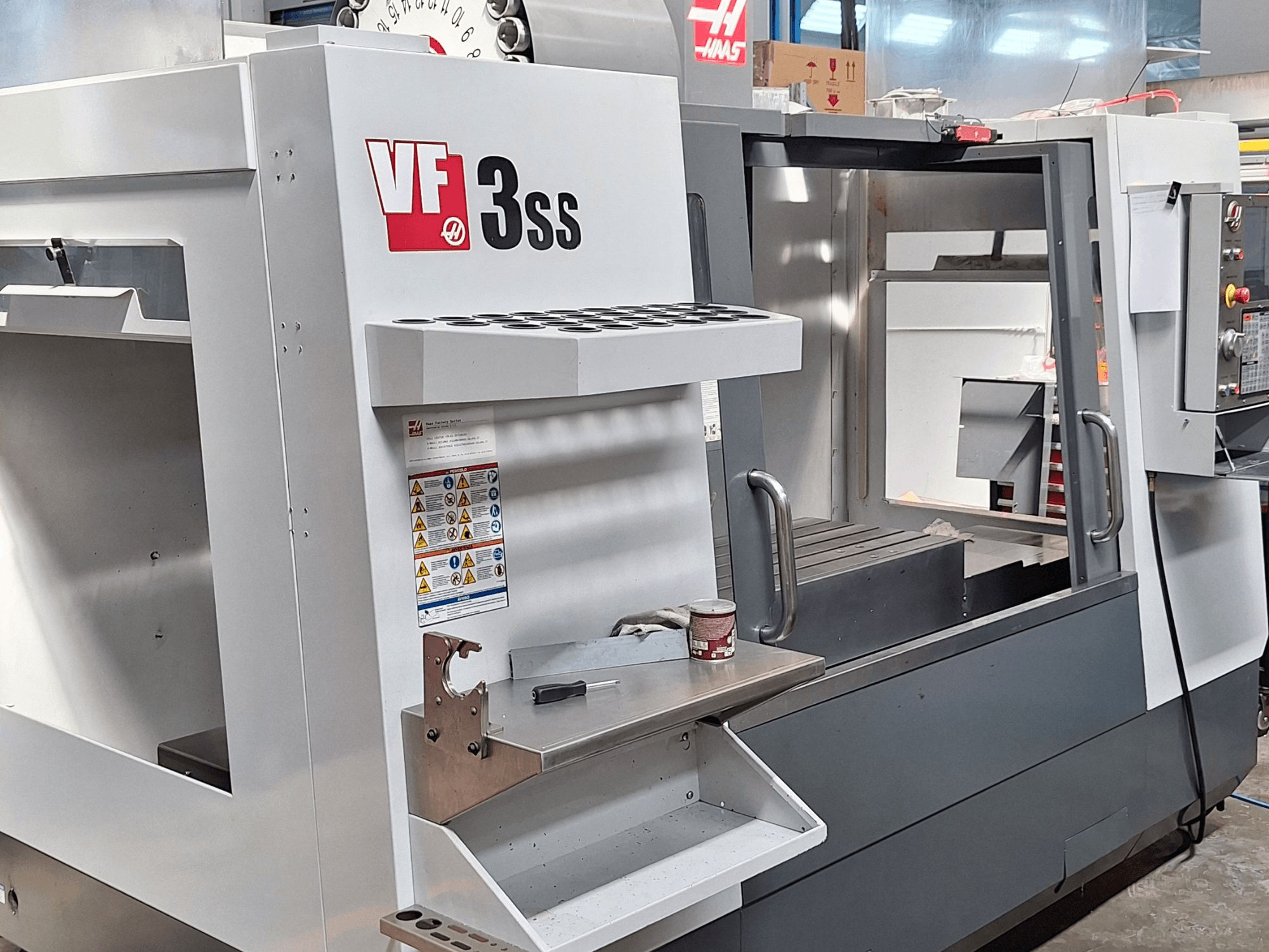 Haas VF-3SS Vertikal-Bearbeitungszentrum, Vorderansicht, mit Bedienfeld, Werkzeughalter und Arbeitsbereich.
