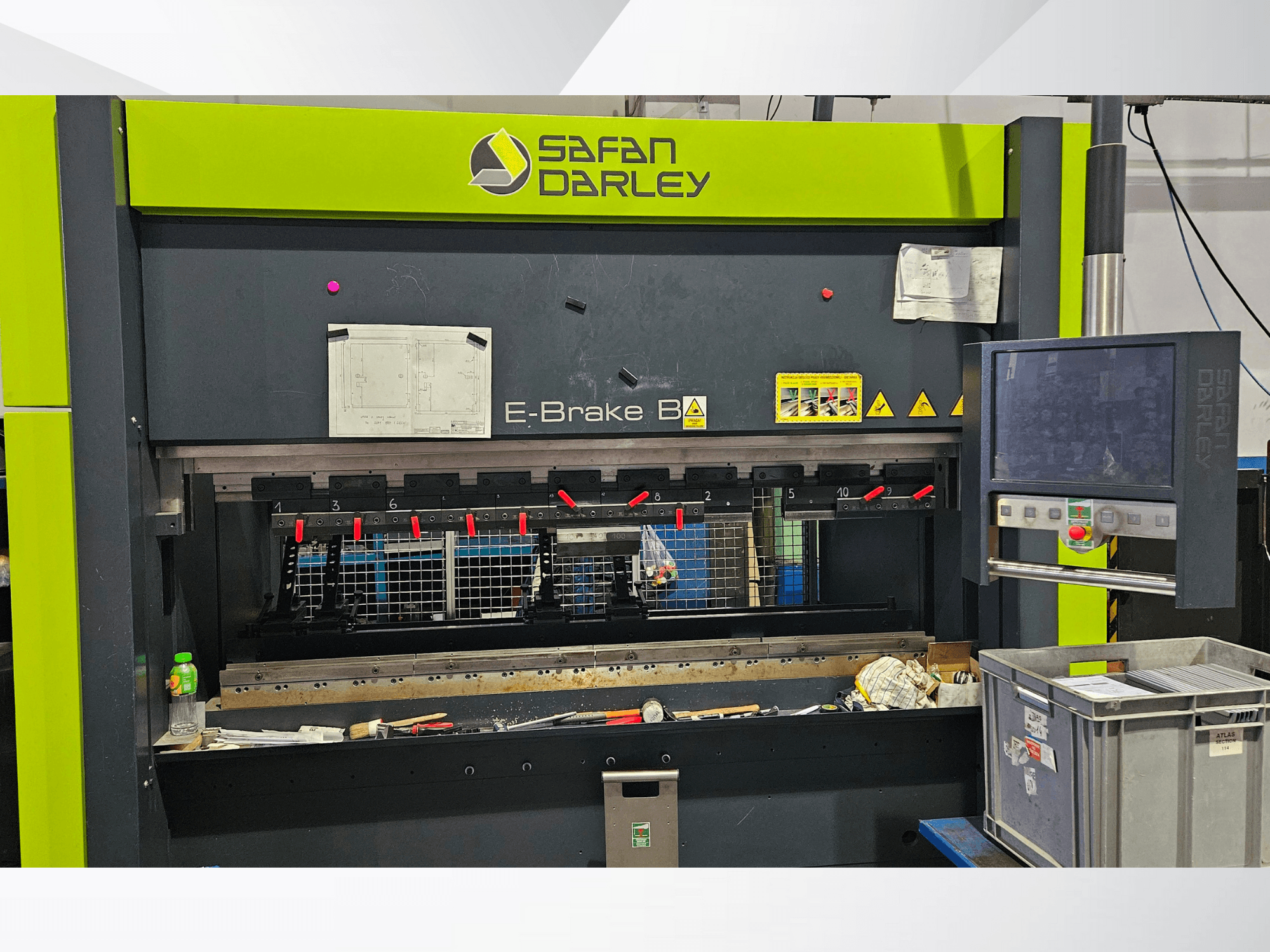 Hydraulische Abkantpresse Safan Darley E-Brake B4 in der Vorderansicht, mit Bedienelementen, Schutzvorrichtungen und verschiedenen Spannvorrichtungen.