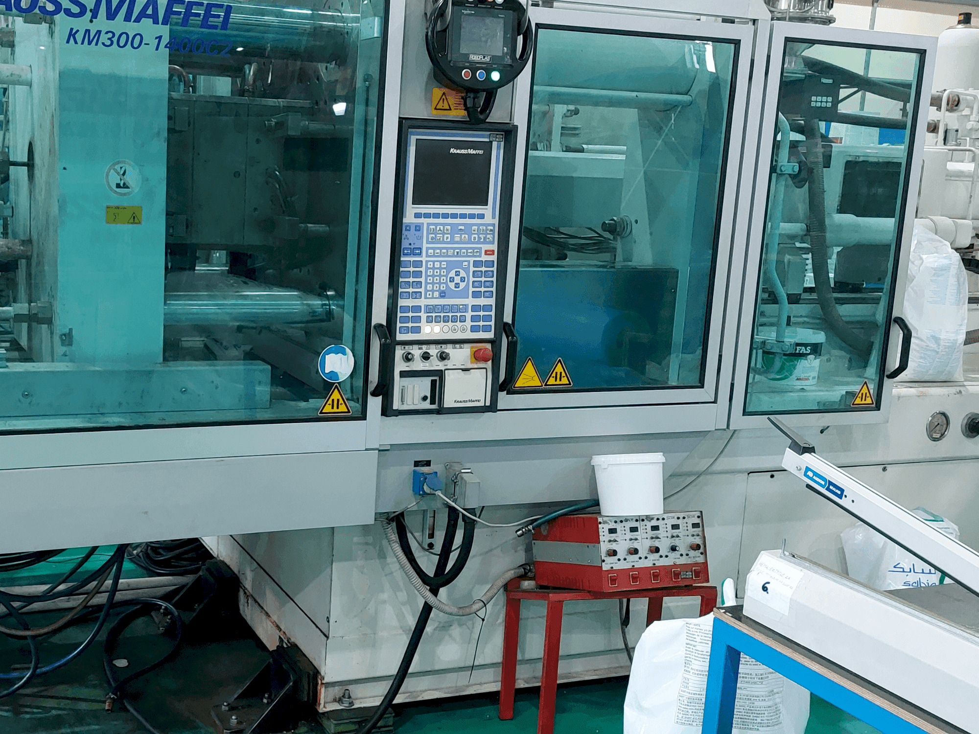 Frontansicht der Krauss Maffei 300 – 1400 C2 Maschine