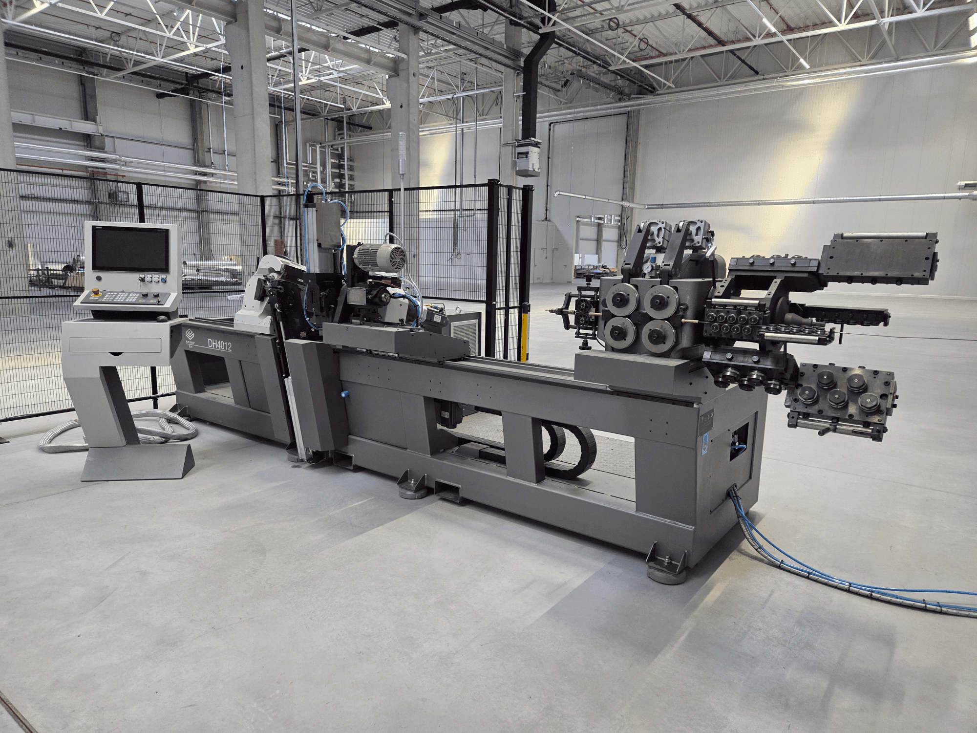 BLM DH4010COC Walzenbiegemaschine in einer Fabrikumgebung, Vorderansicht mit Bedienfeld und Biegewalzen.