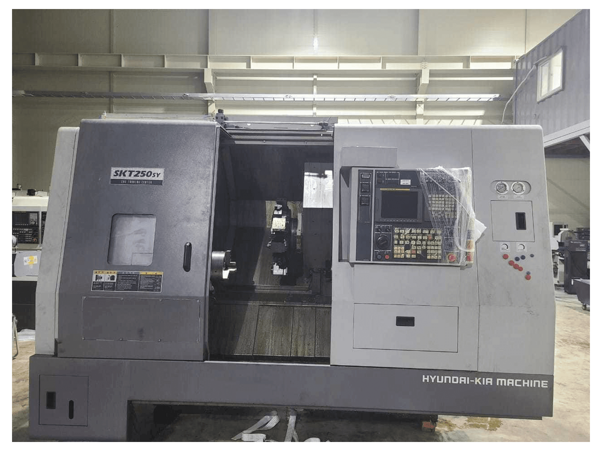 Frontansicht der Hyundai Kia SKT250SY Maschine