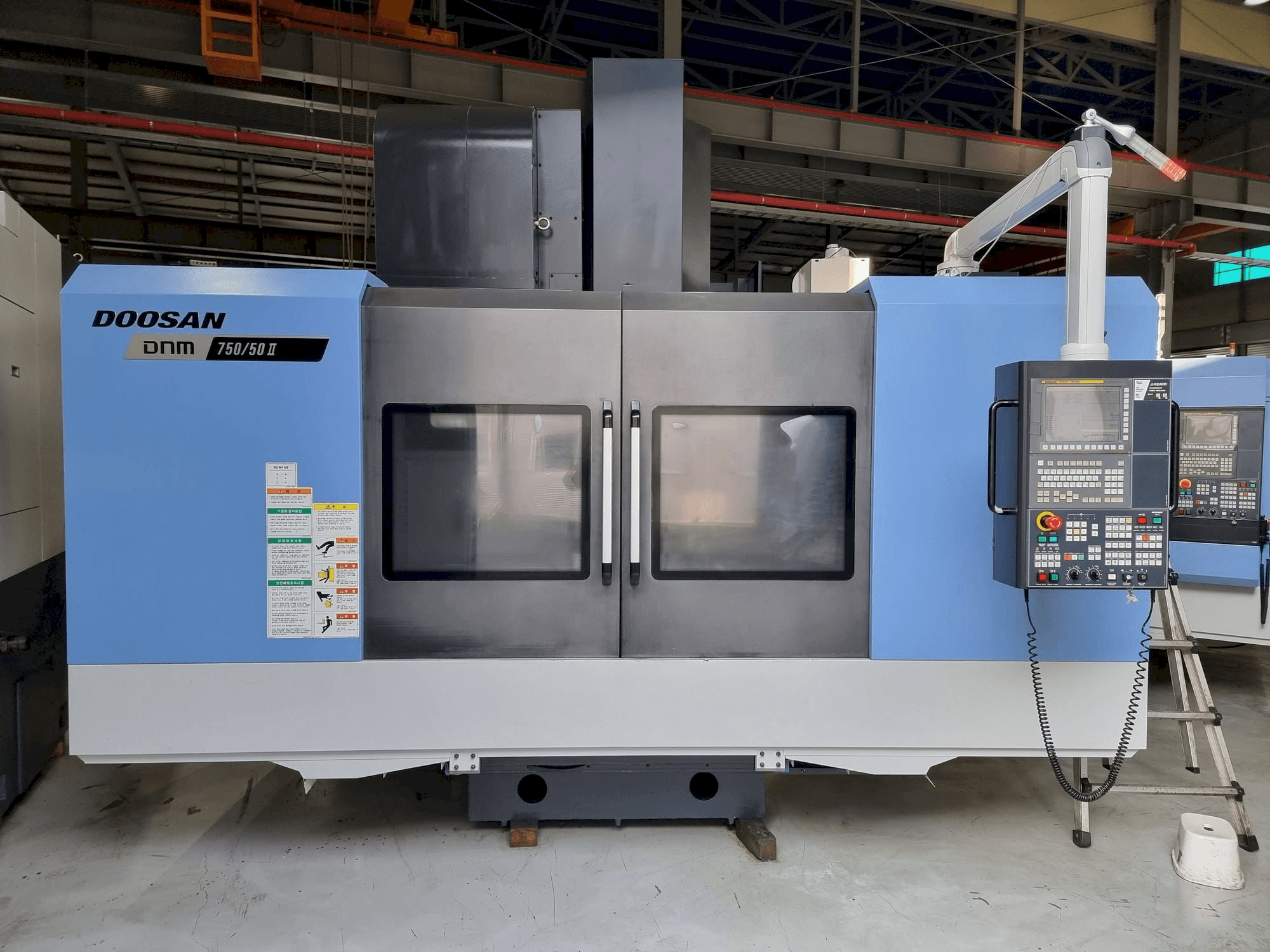 Frontansicht der Doosan DNM750/50 II Maschine