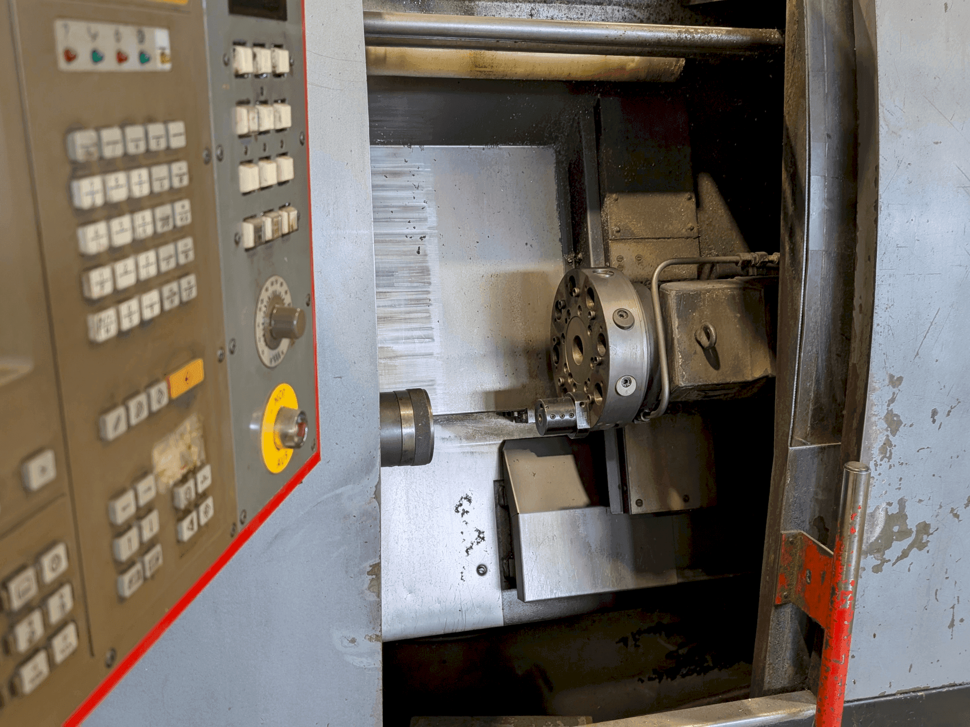 Frontansicht der EMCO EMCOturn 340 Maschine