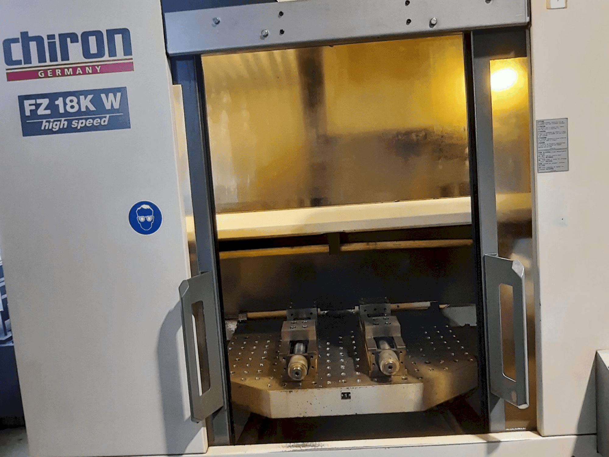 Frontansicht der CHIRON FZ 18 KW Maschine