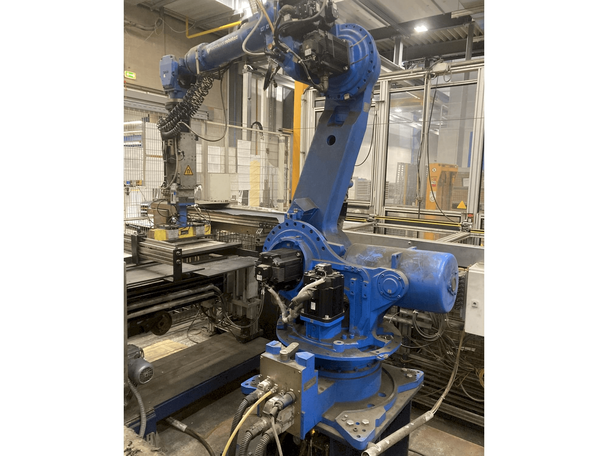 Frontansicht der Yaskawa Motoman ES165 Maschine