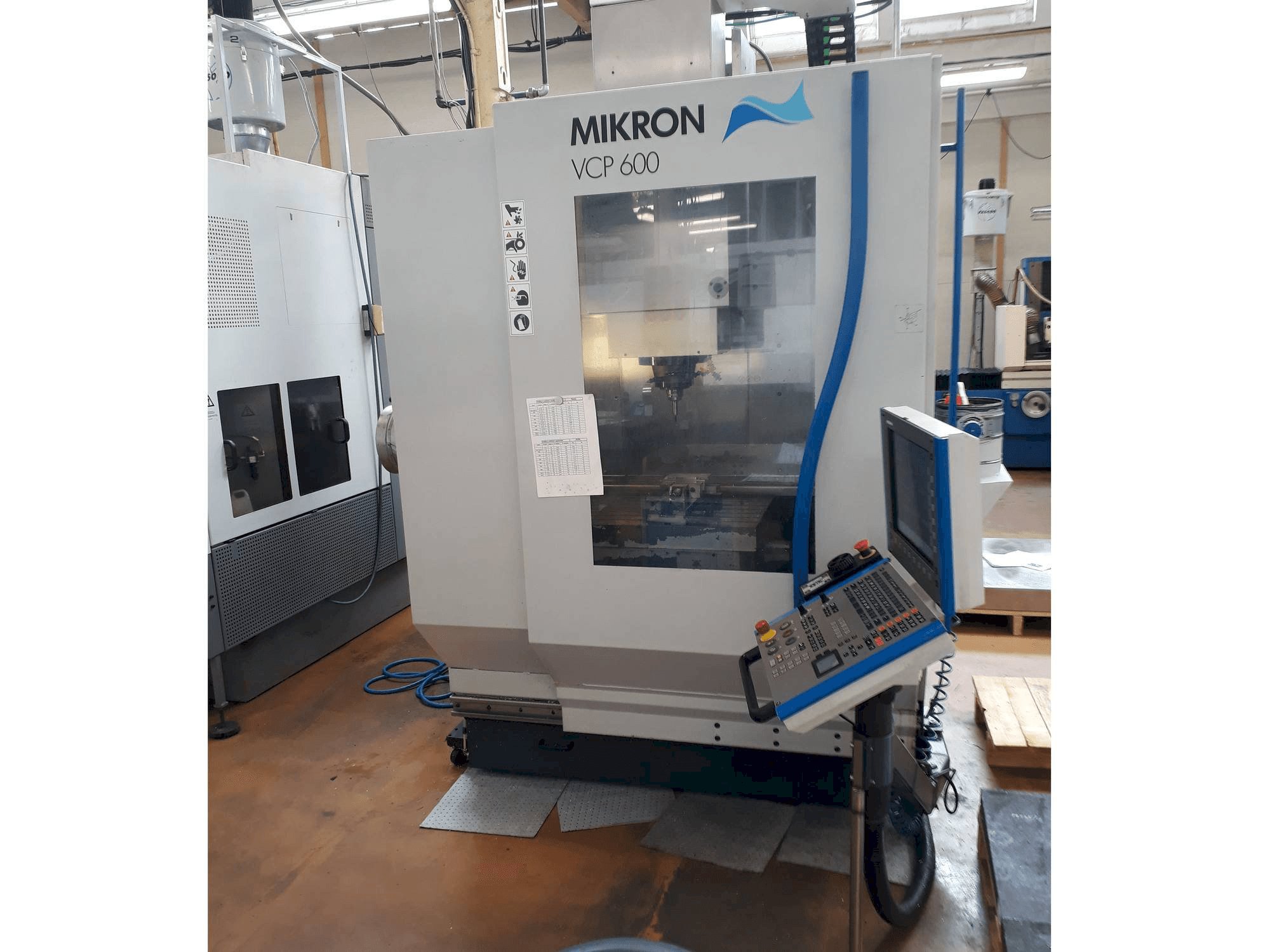 Frontansicht der MIKRON VCP 600 Maschine