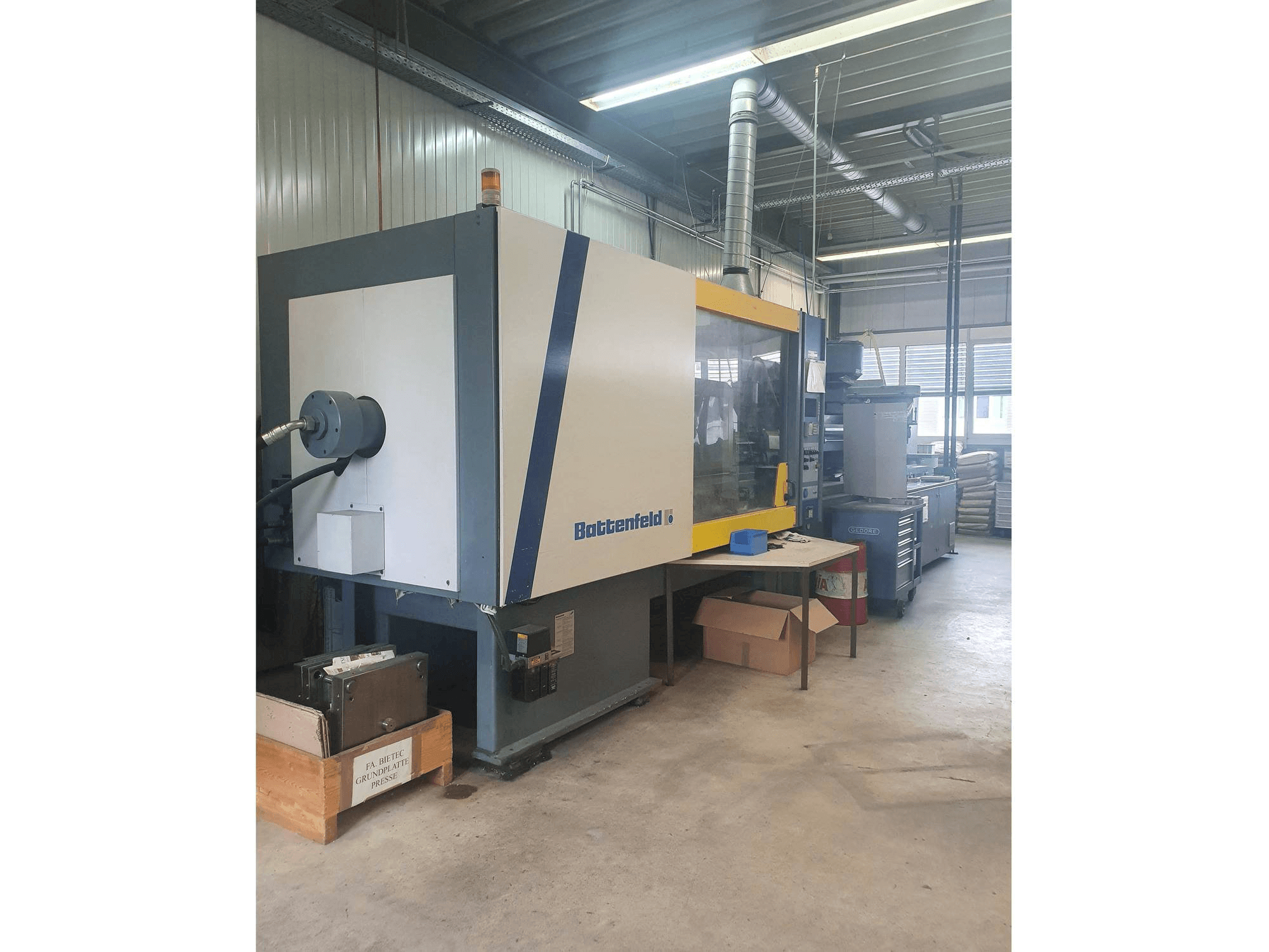 Frontansicht der Battenfeld BK 3500/2800 Maschine