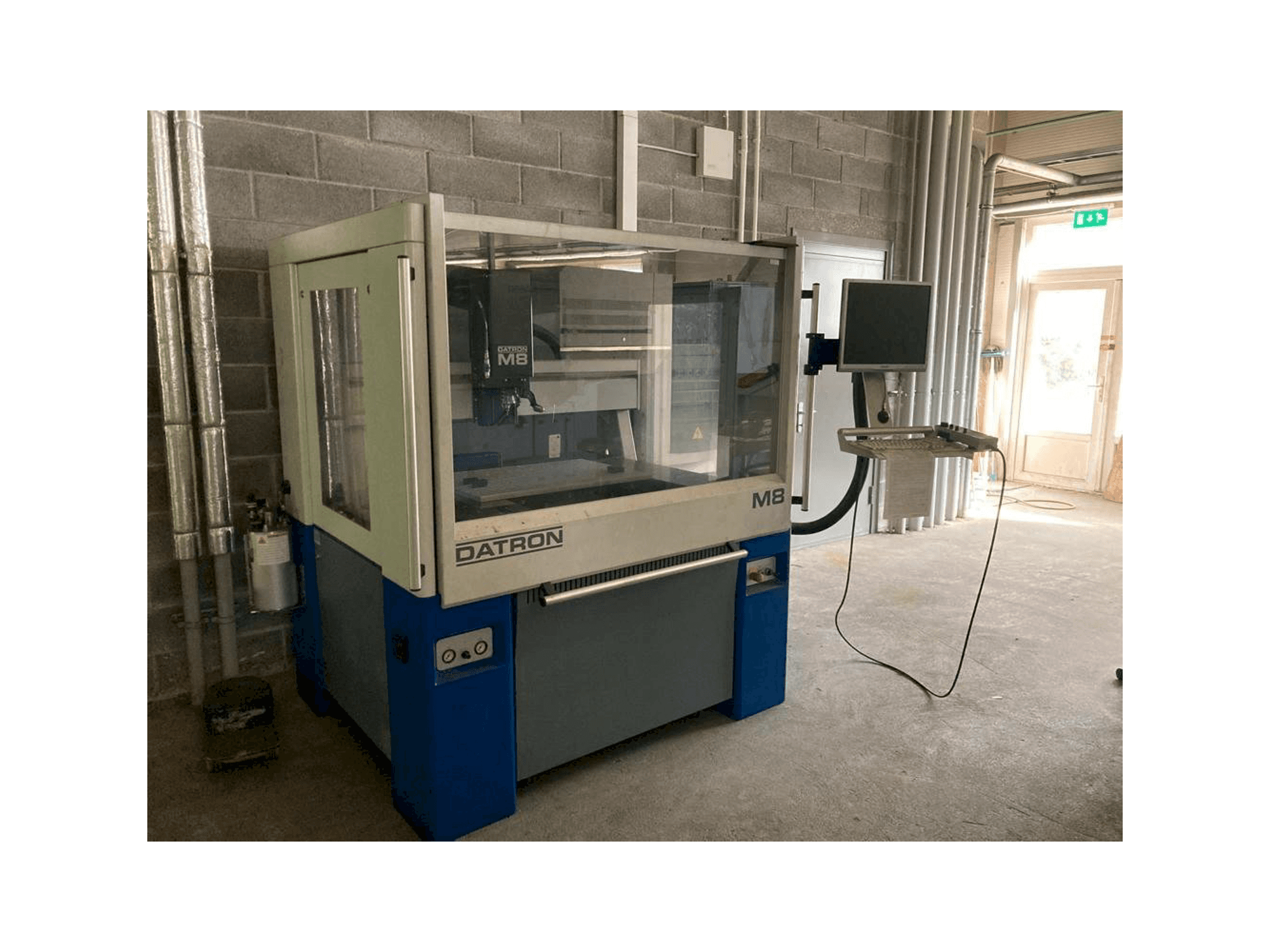 Frontansicht der Datron M8A Maschine