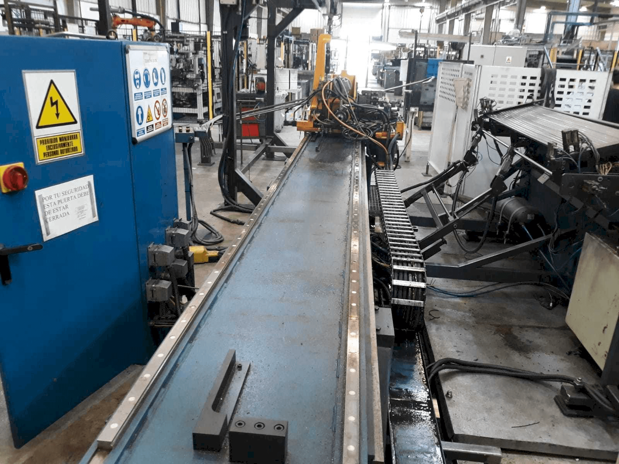 Frontansicht der Tejero HR-50-CNC Maschine