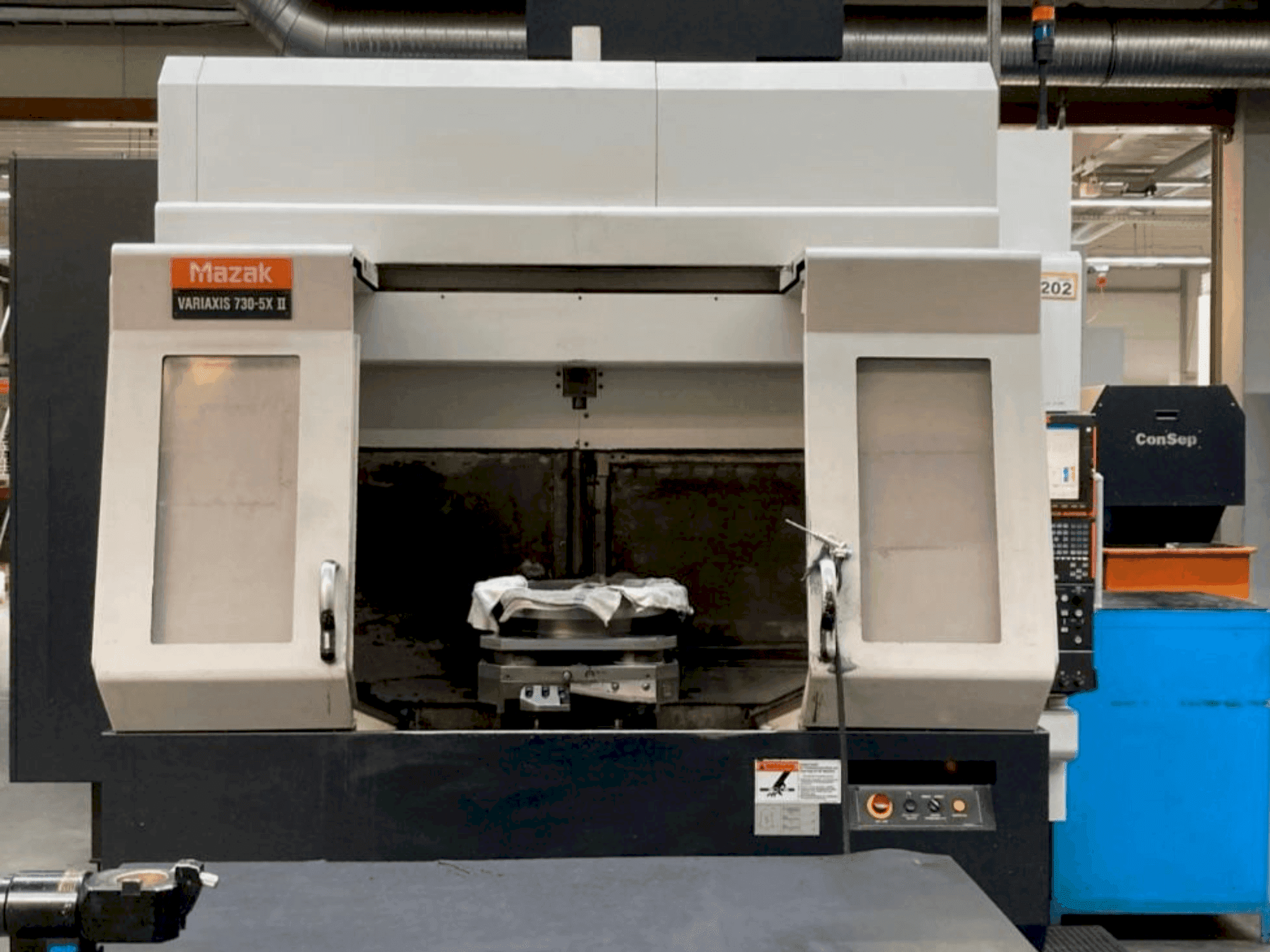 Frontansicht der Mazak VARIAXIS 730/5X II Maschine