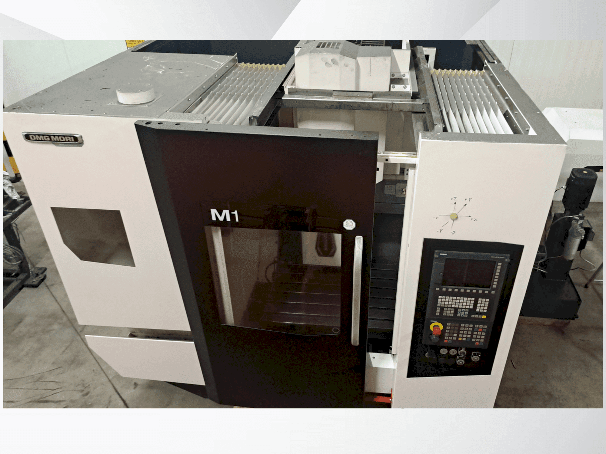 Frontansicht der DMG MORI M1 PRO Maschine
