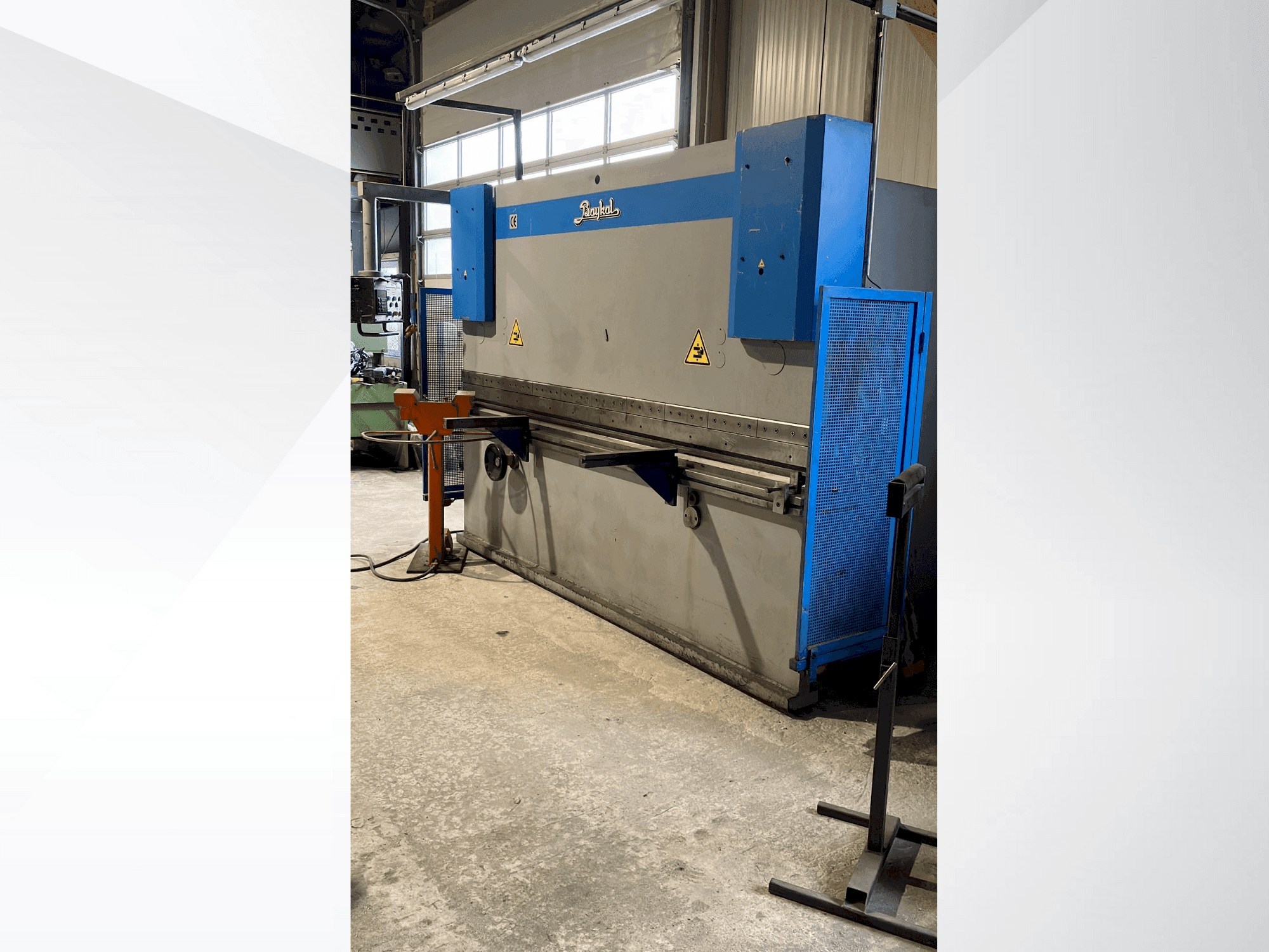 Frontansicht der Baykal APH 3106x120 Maschine