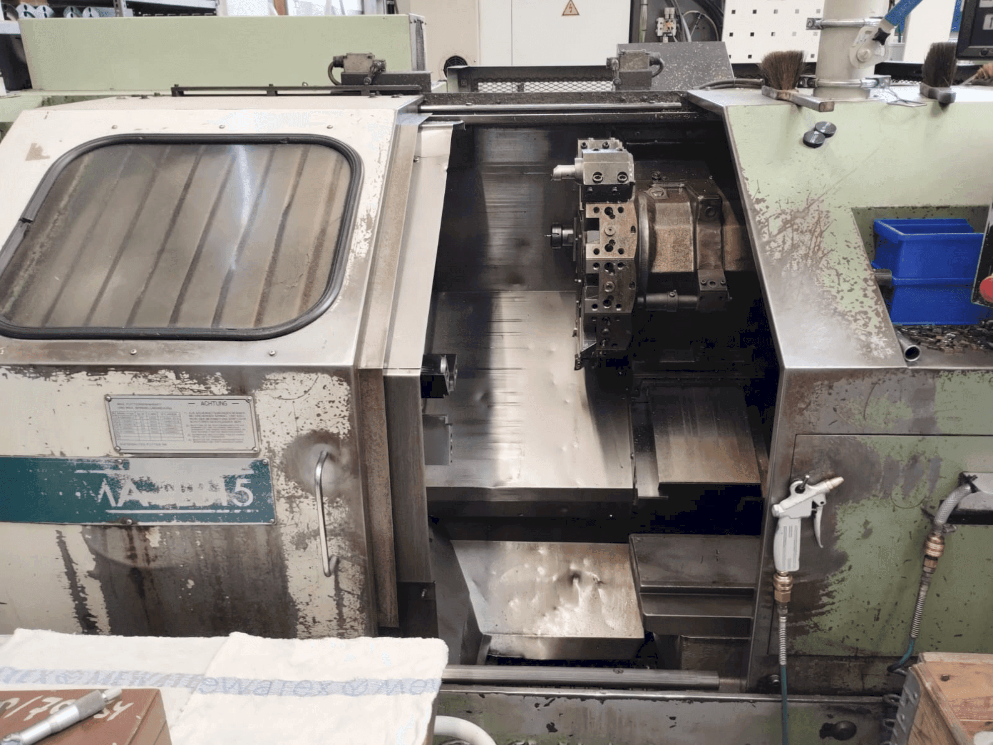 Frontansicht der Okuma LB15 Maschine