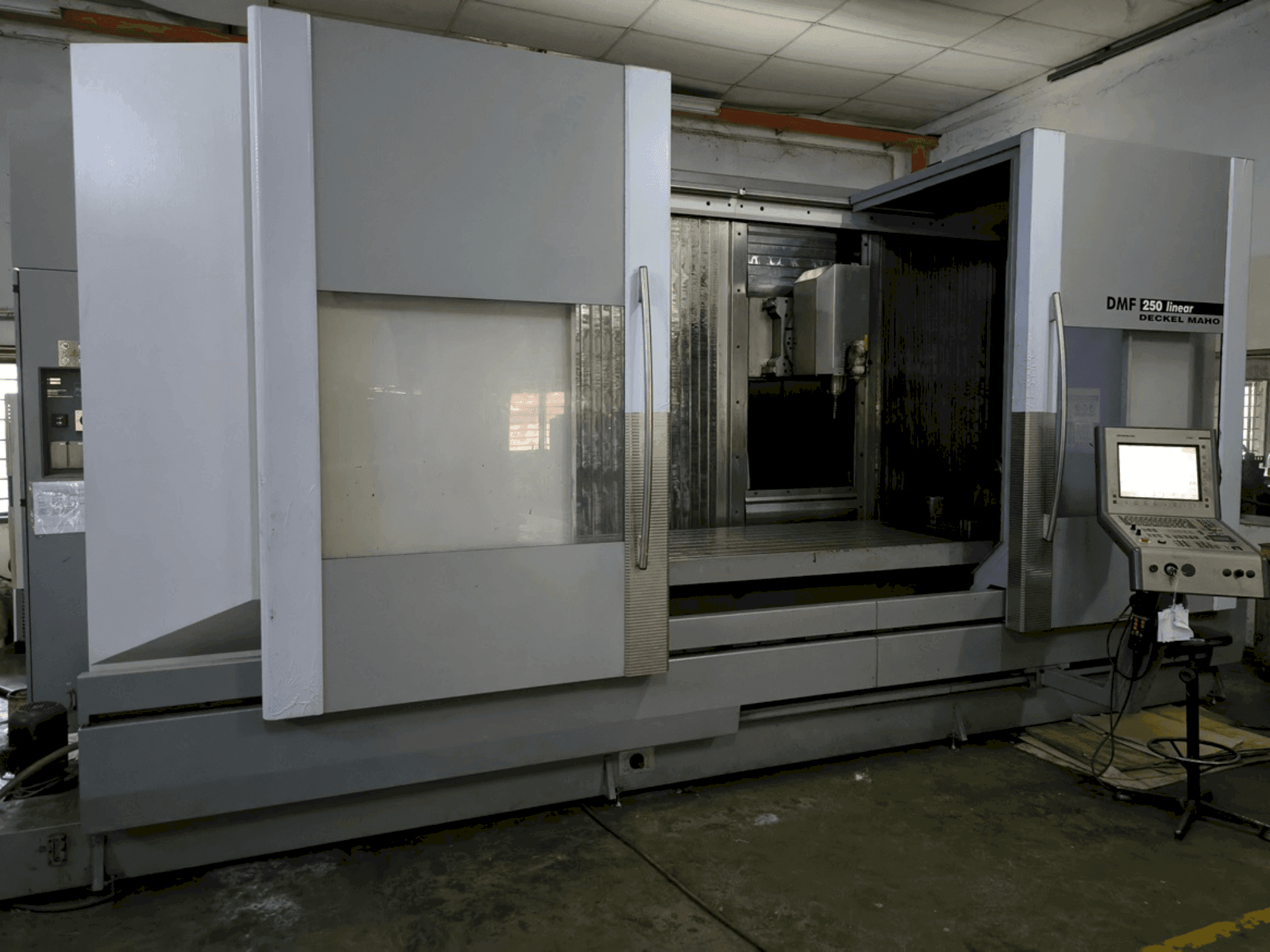 Frontansicht der DECKEL MAHO DMF 250 linear Maschine