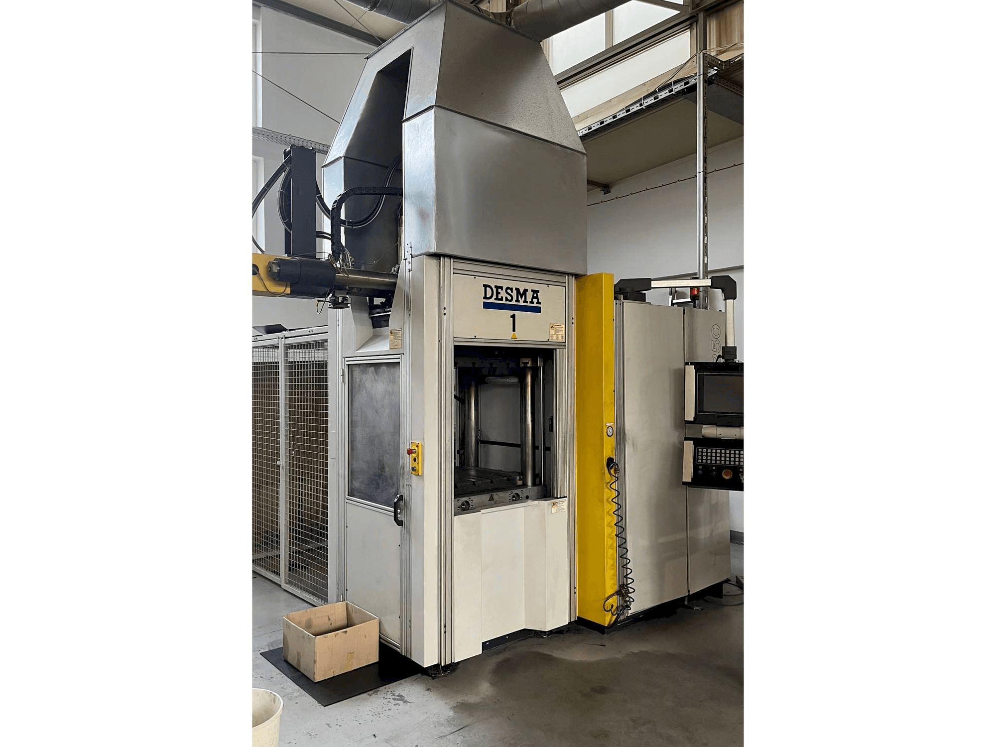 Frontansicht der Kloeckner Desma 968.250 ZO Maschine