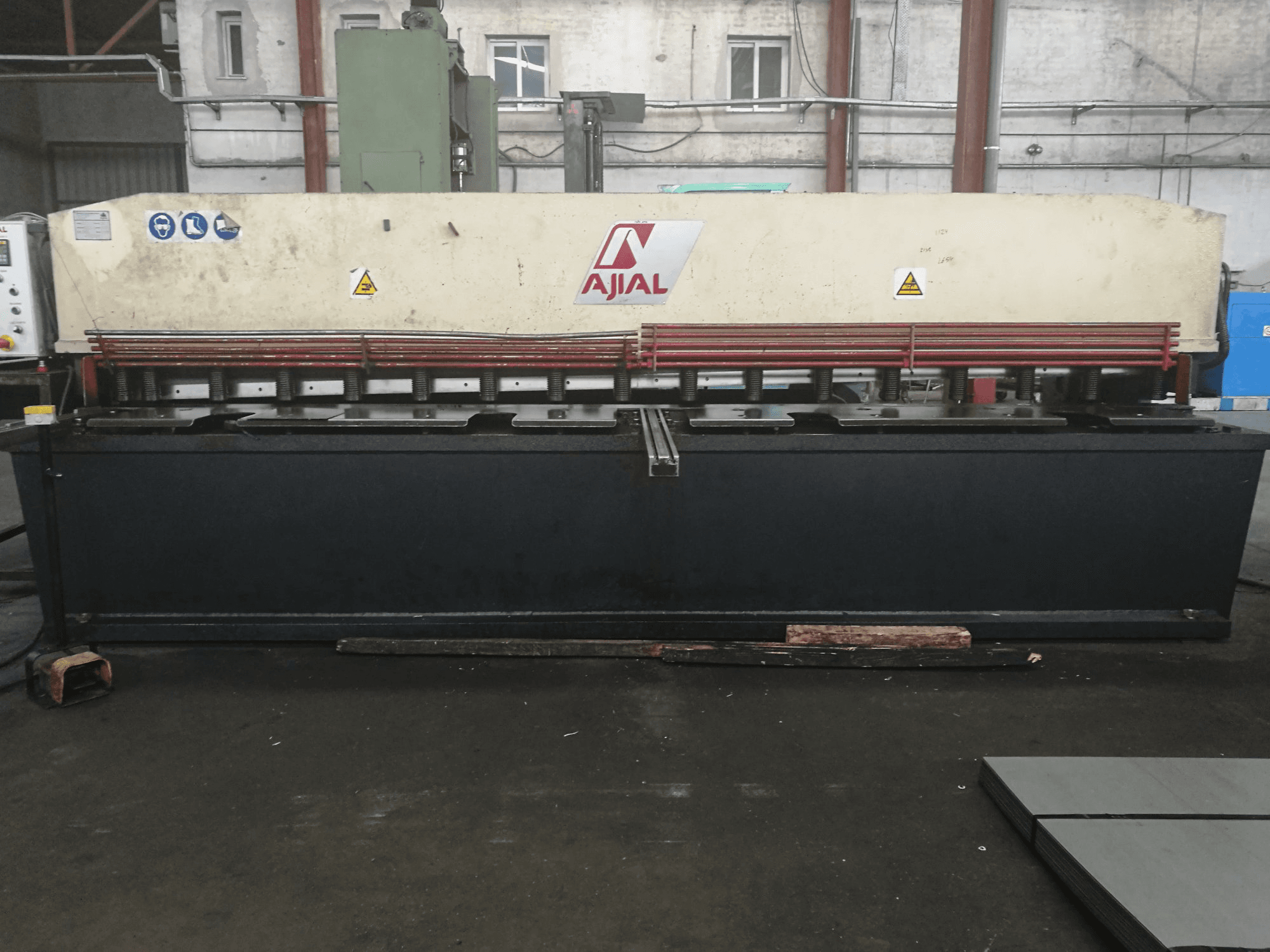 Frontansicht der Ajial CB-640 Maschine