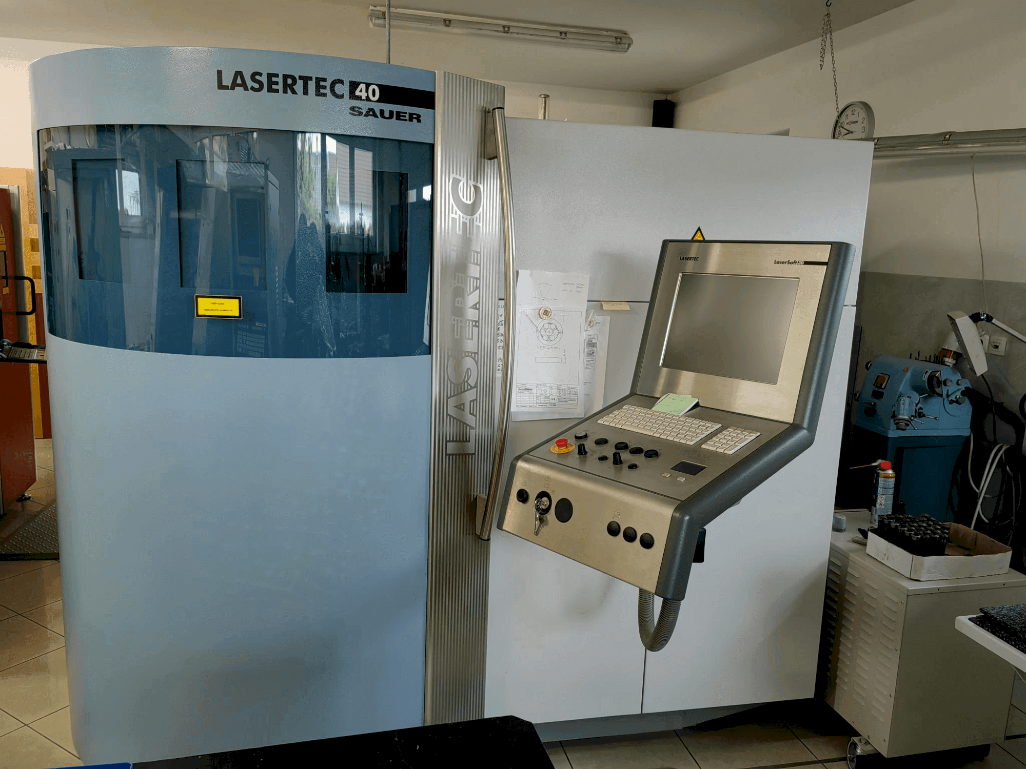 Frontansicht der DMG SAUER LASERTEC 40 (2008) Maschine