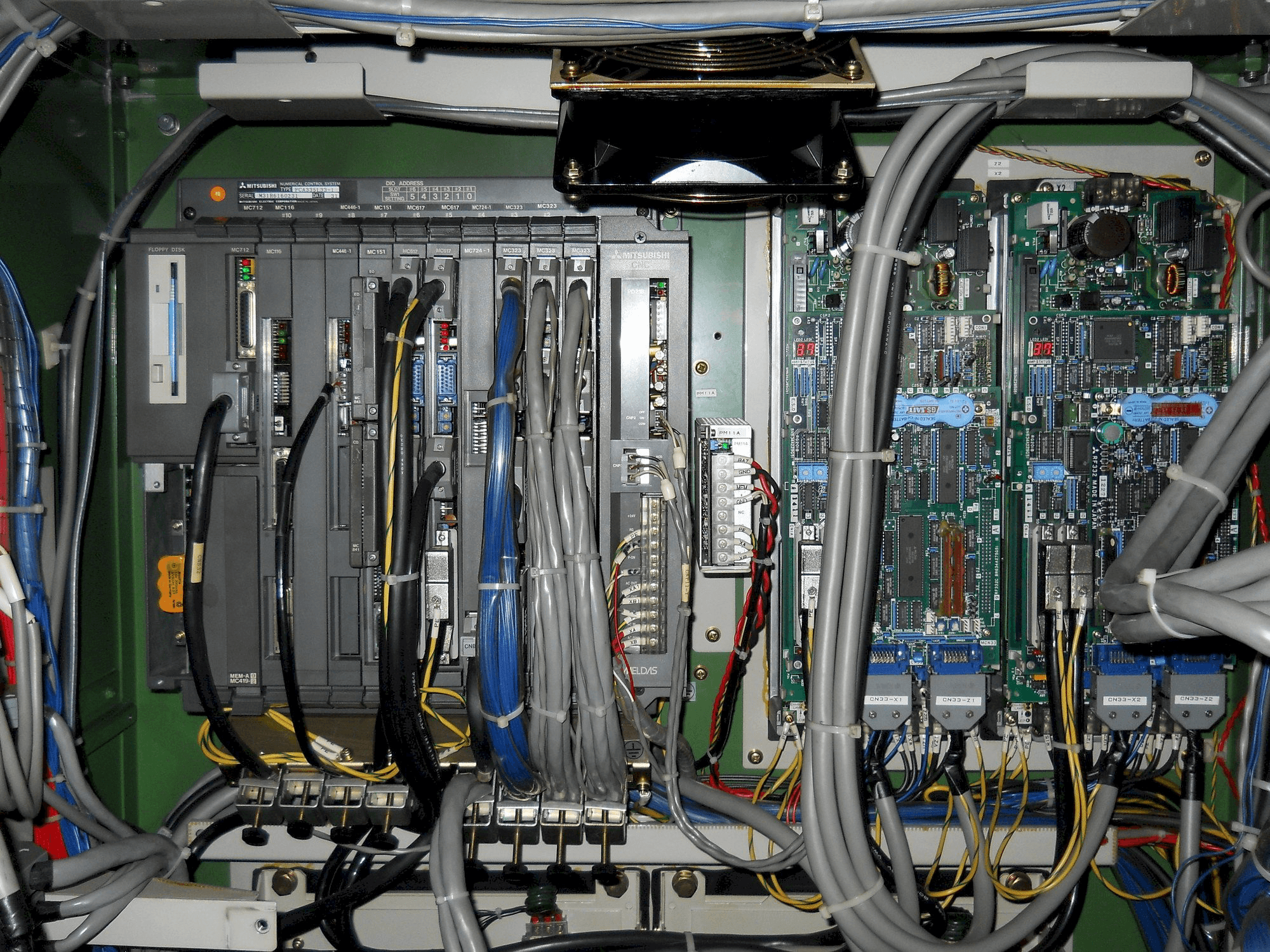 Frontansicht der Mazak Multiplex 610 Maschine