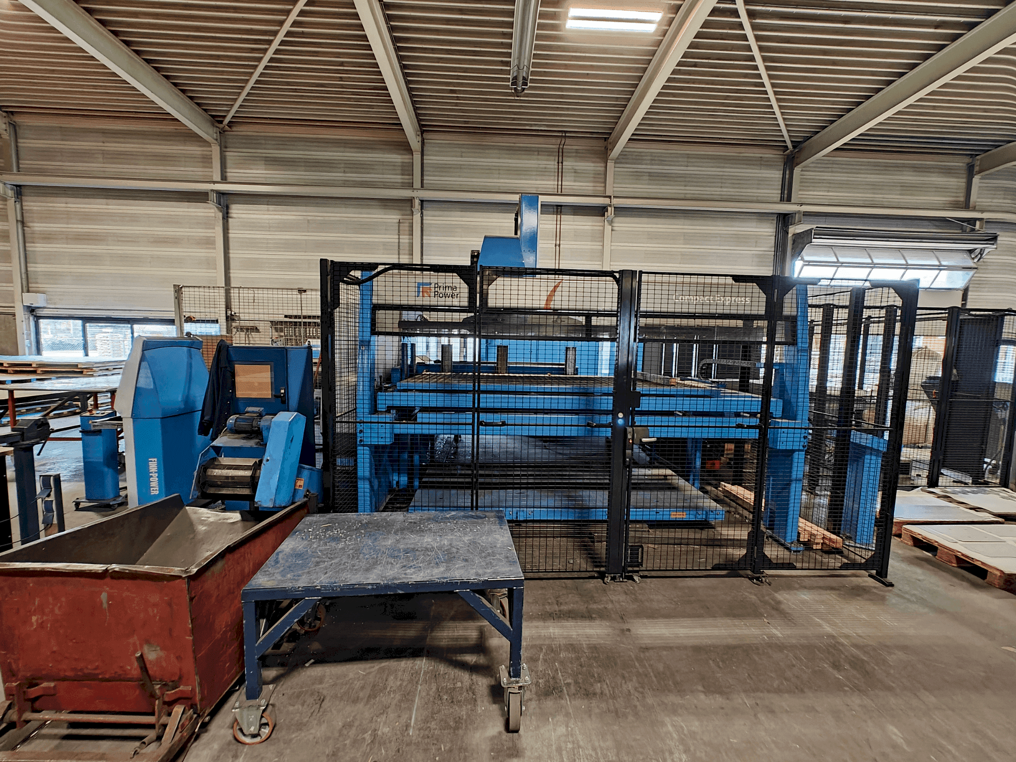 Frontansicht der Finn-Power C6 + Compact Express Maschine