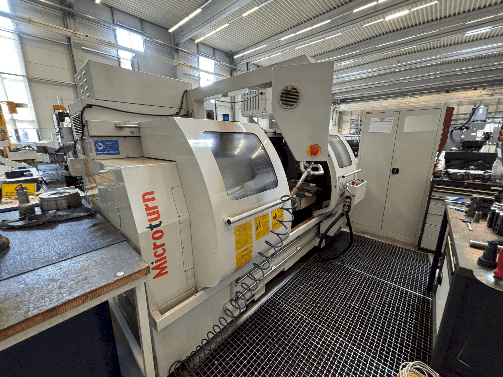 Frontansicht der Challenger Microturn BCN 1840 Maschine