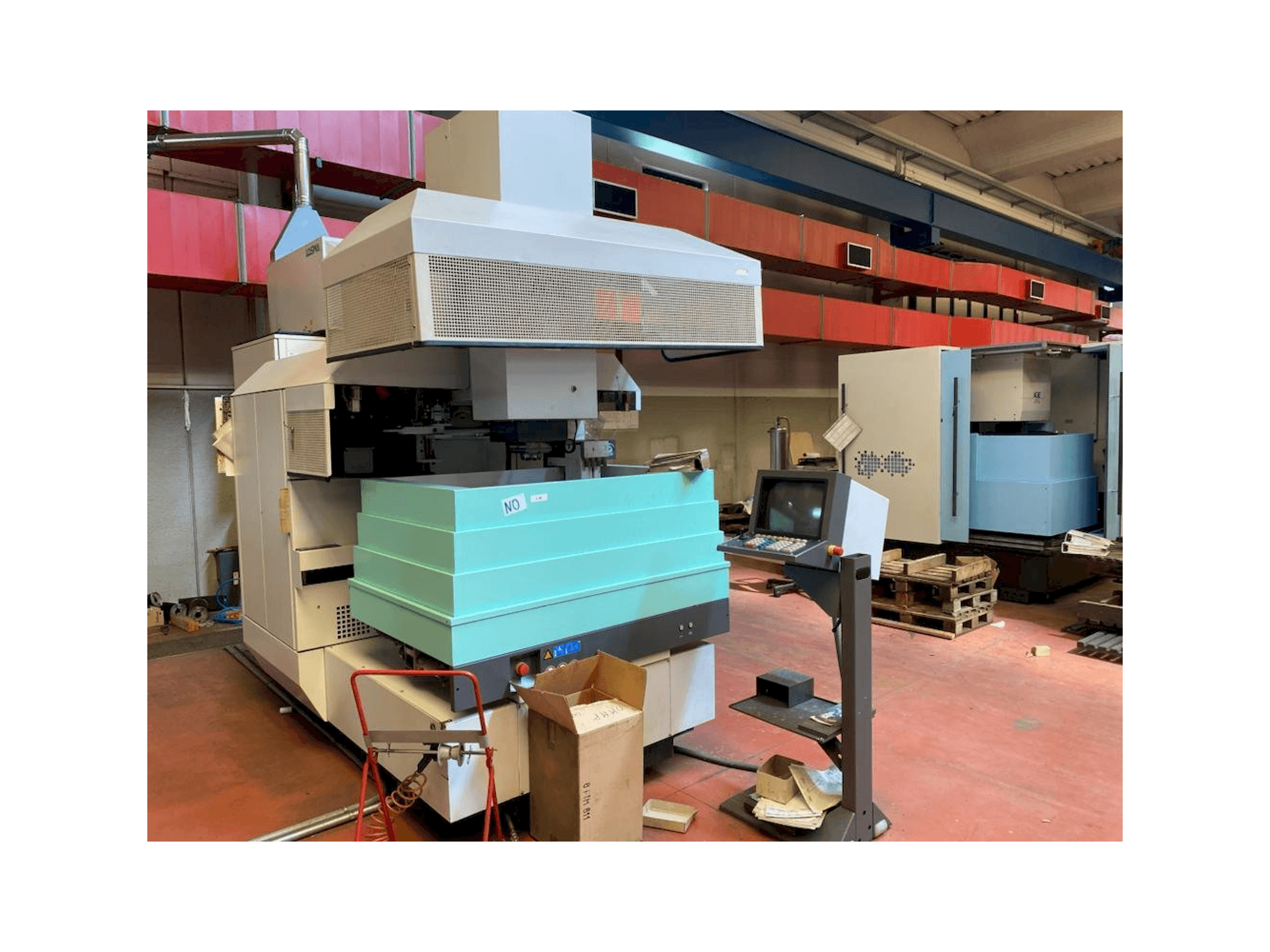 Frontansicht der AGIE AGIETRON INTEGRAL 3 Maschine