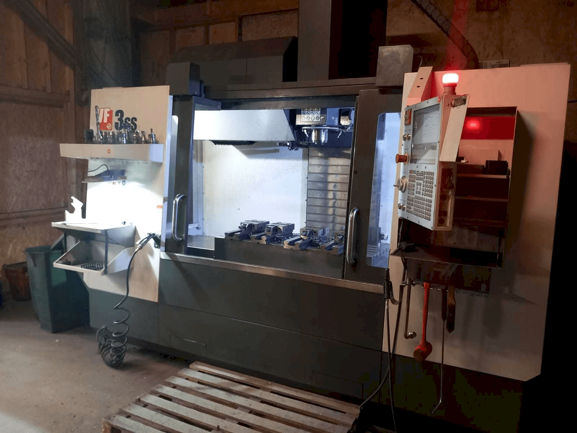 Frontansicht der HAAS VF3SS Maschine