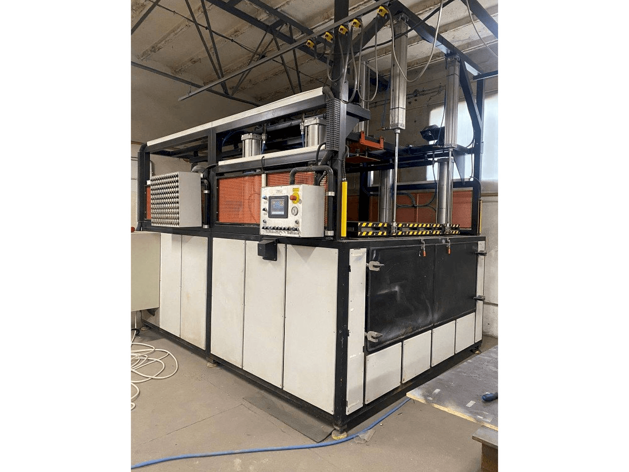 Frontansicht der Tools Factory Millenium 300 Maschine