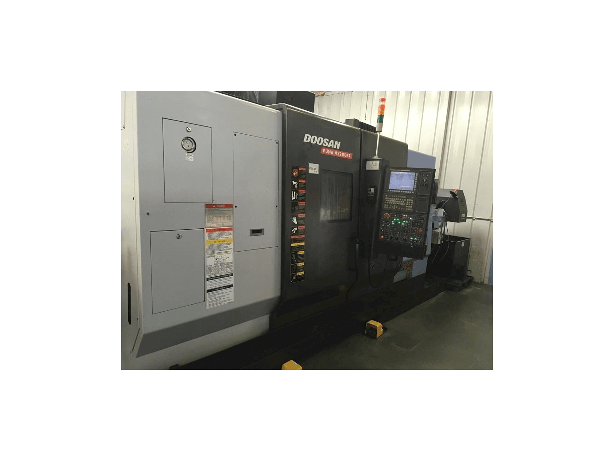 Frontansicht der Doosan Puma MX 2100 ST Maschine