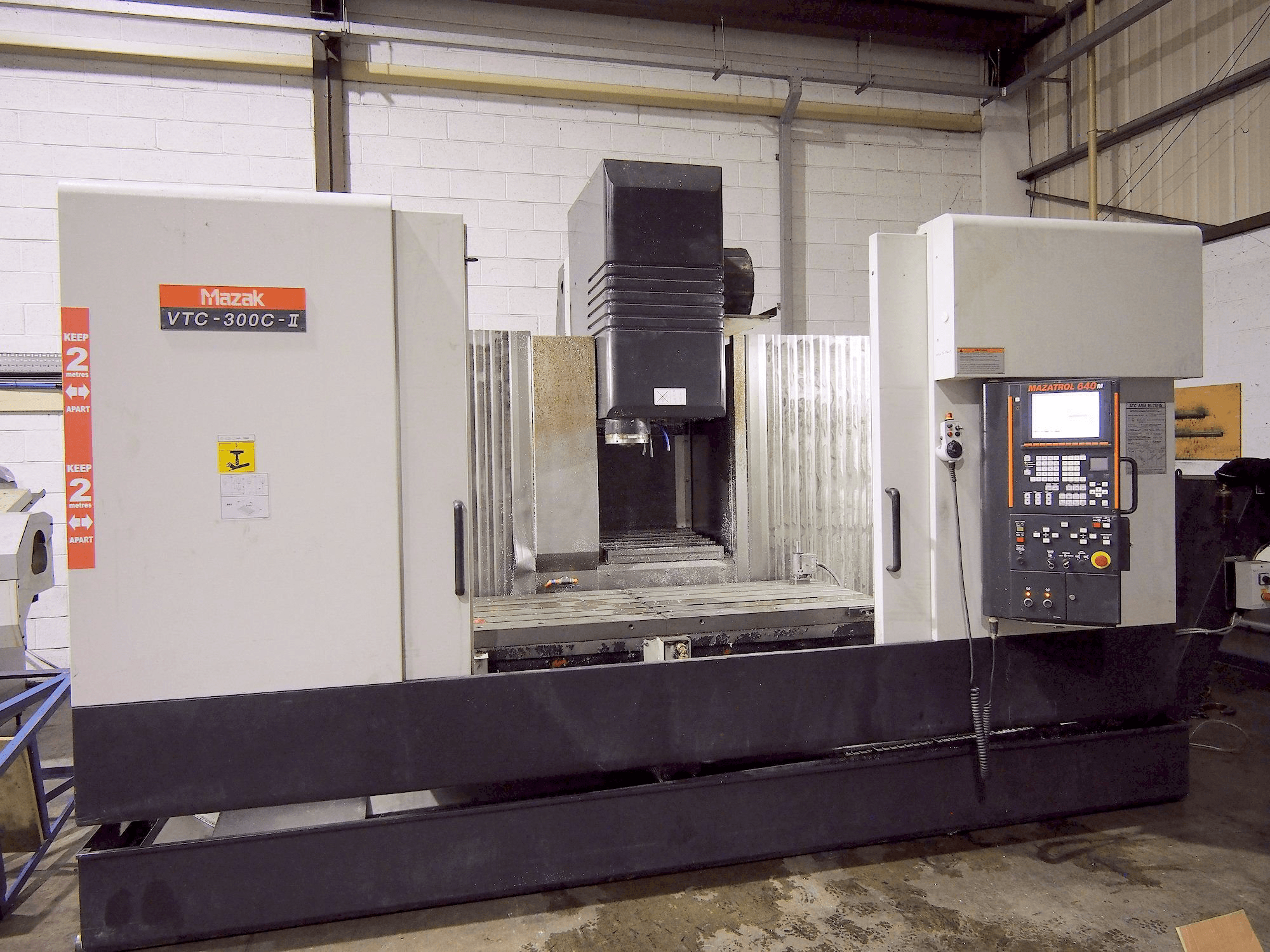 Frontansicht der Mazak VTC-300C-II Maschine
