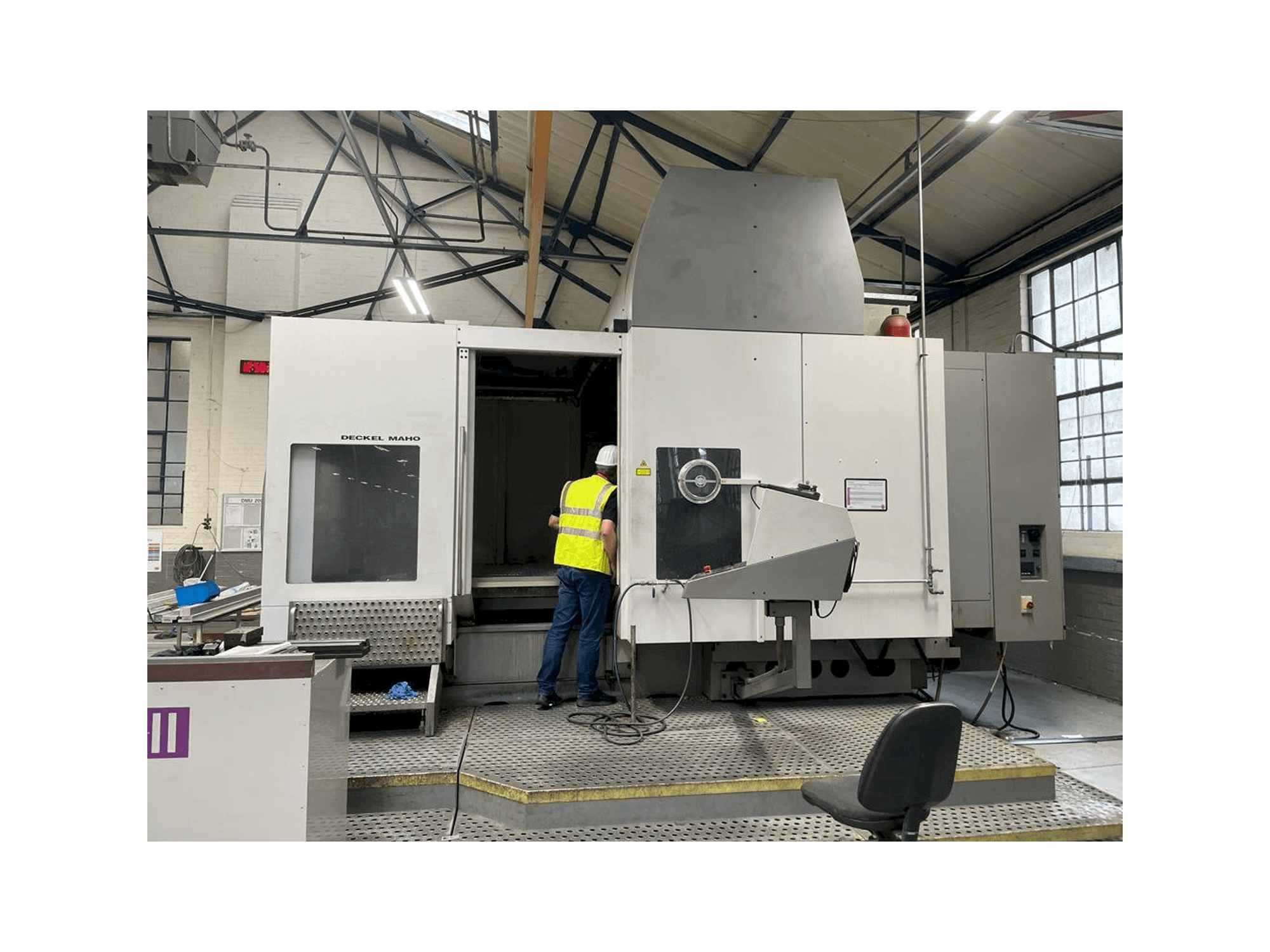 Frontansicht der DECKEL MAHO DMU 200T Maschine