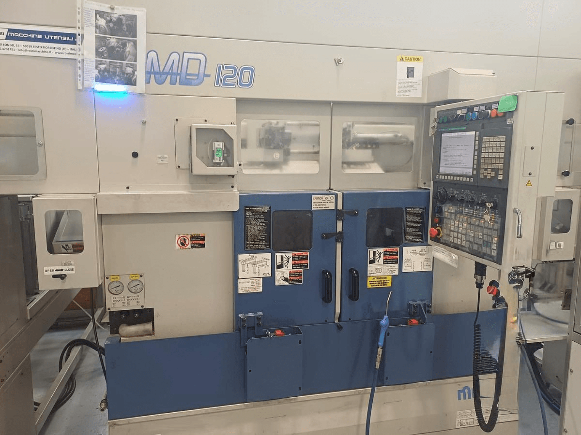 Horizontale Drehmaschine MURATEC MD 120, Vorderansicht mit Bedienfeld, Tür und Manometern.