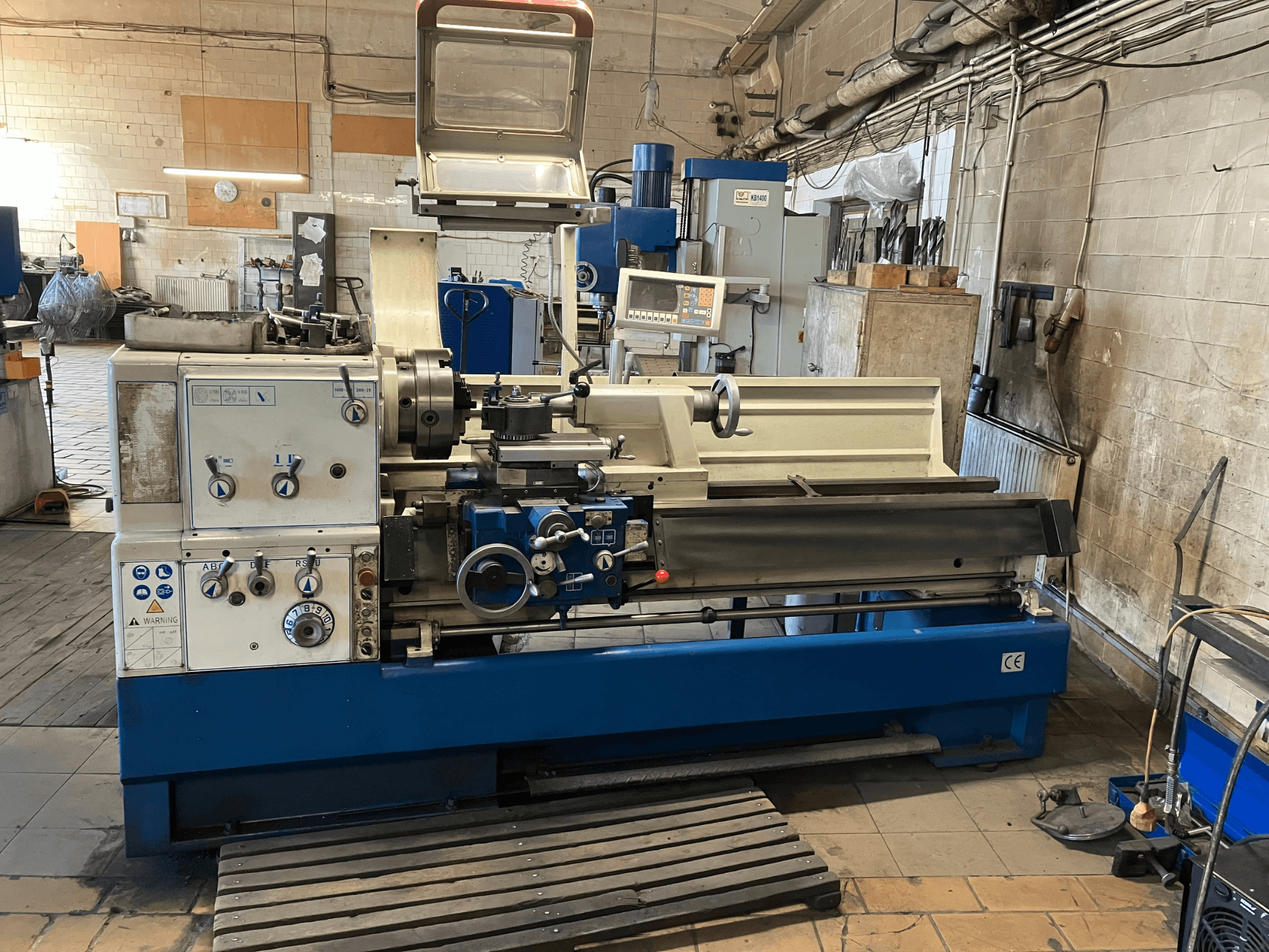 KNUTH Turnado 280/1500 Horizontal-Drehmaschine, Vorderansicht mit Bedienfeld, Spindel und Werkzeughalter, in einer Werkstattumgebung.