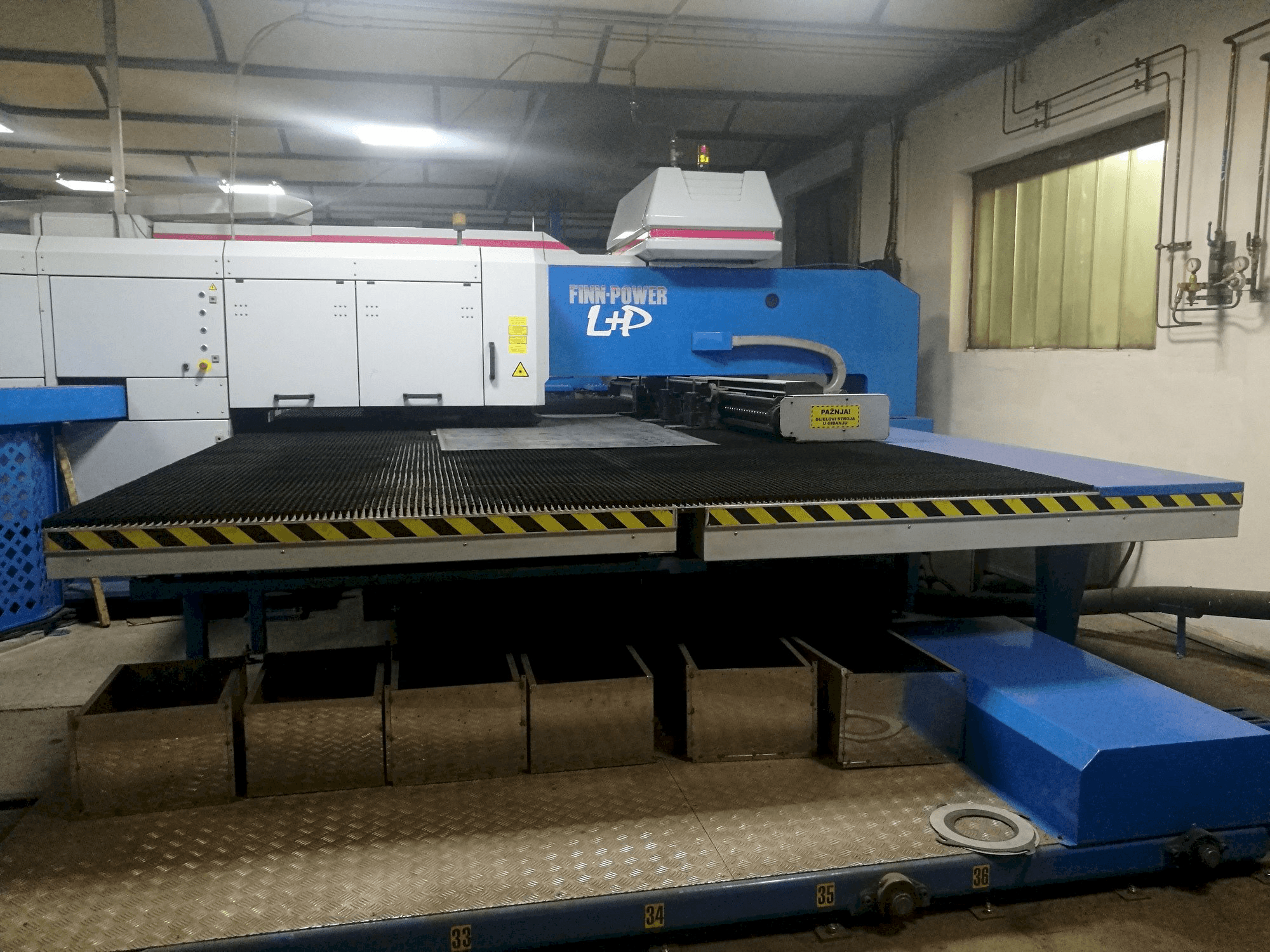 Frontansicht der Finn-Power LP6 SBTV Maschine