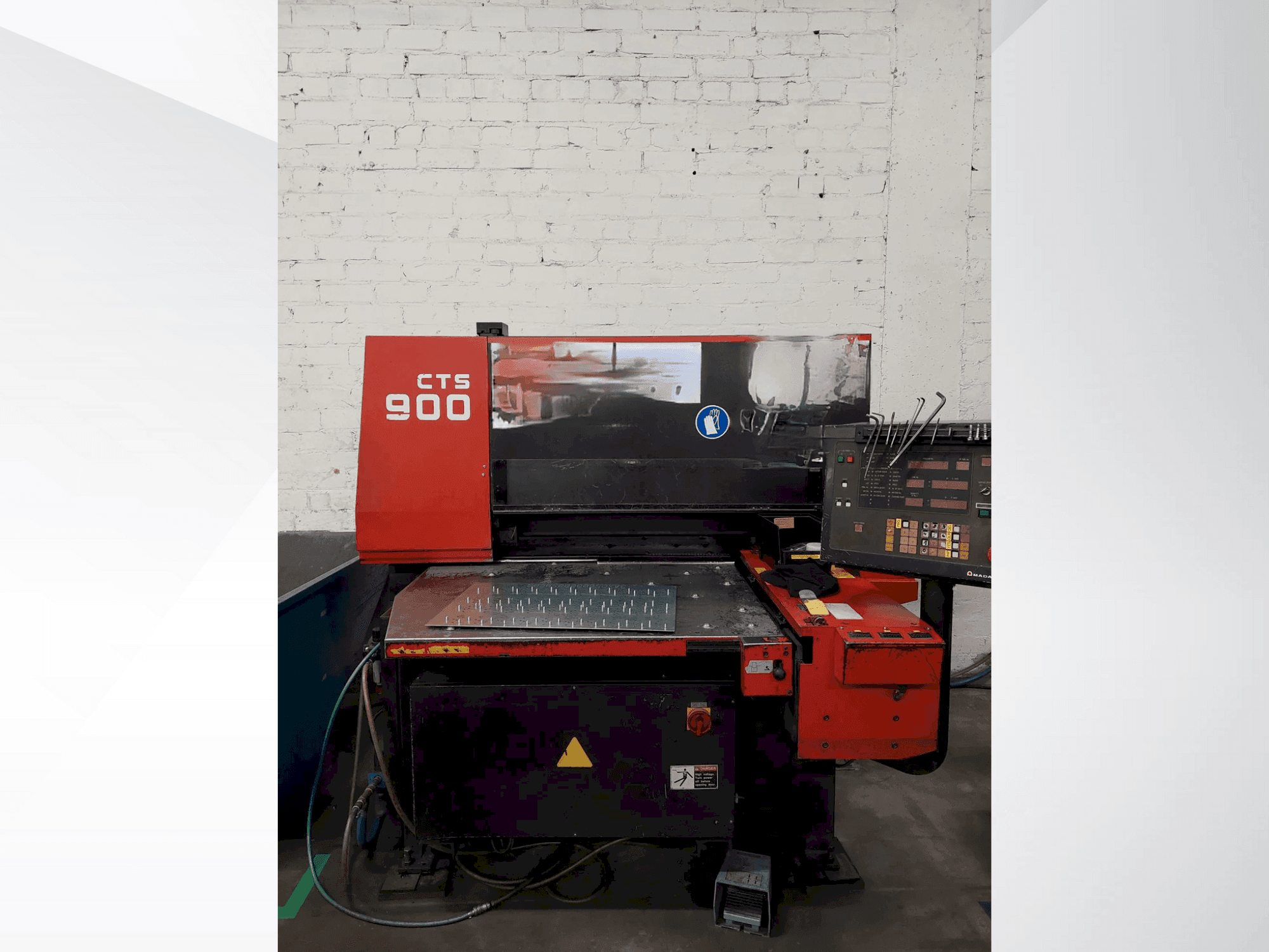 Frontansicht der AMADA CTS-900 Maschine