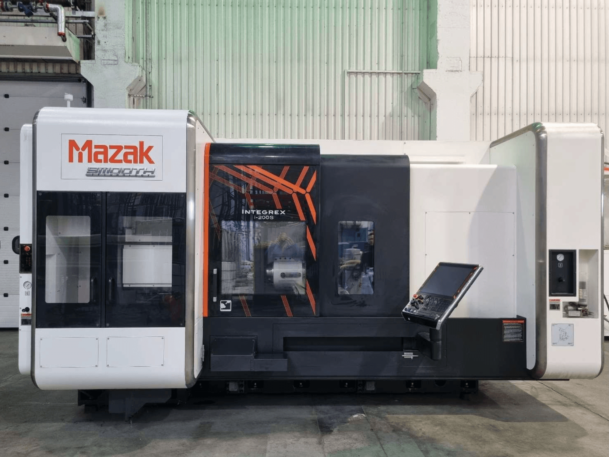 Mazak INTEGREX i-200 S Dreh-Fräszentrum, Vorderansicht, mit Bedienpult und großem Sichtfenster für den Bearbeitungsbereich.