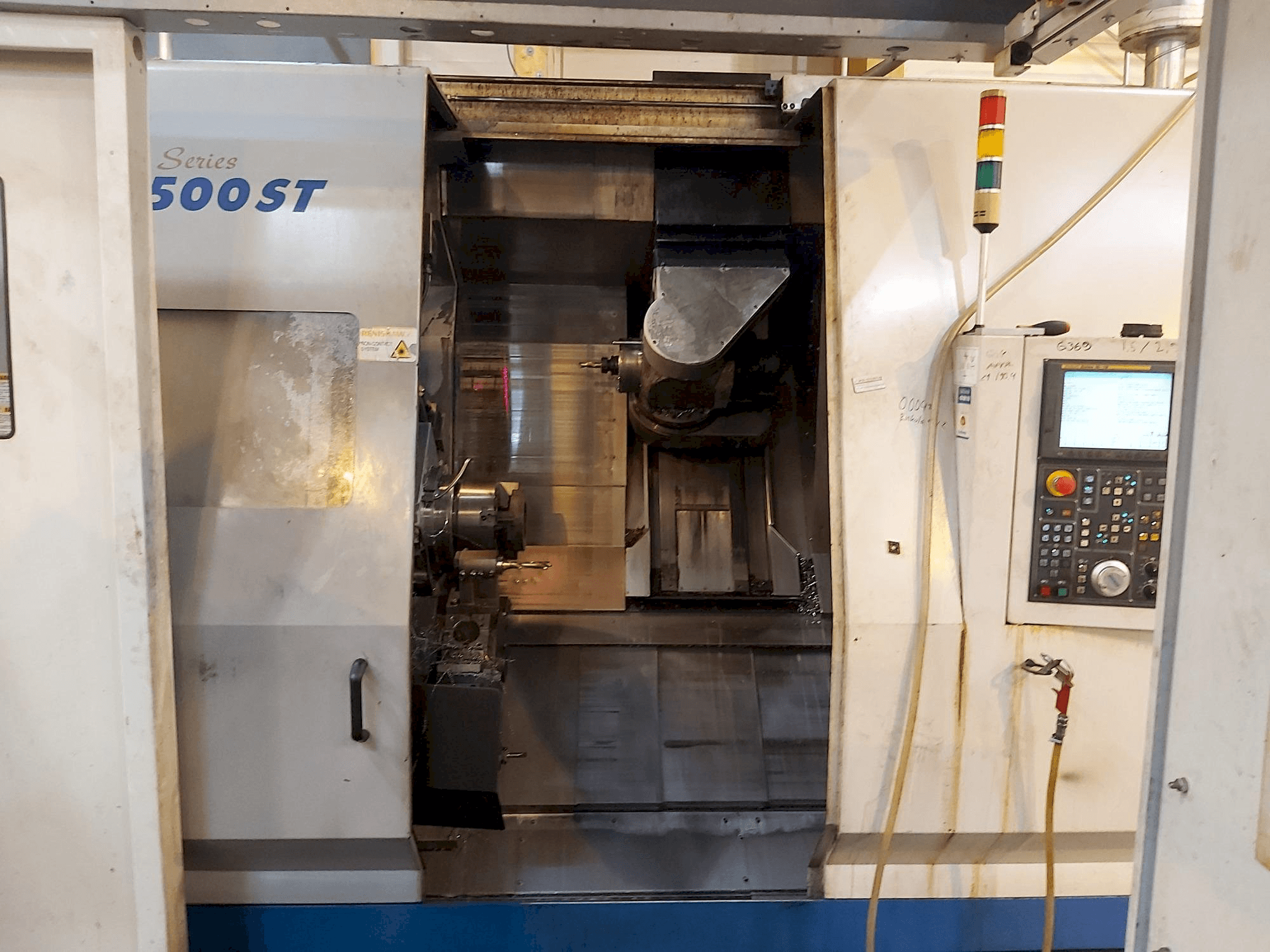 Frontansicht der Doosan Puma MX 2500 ST Maschine