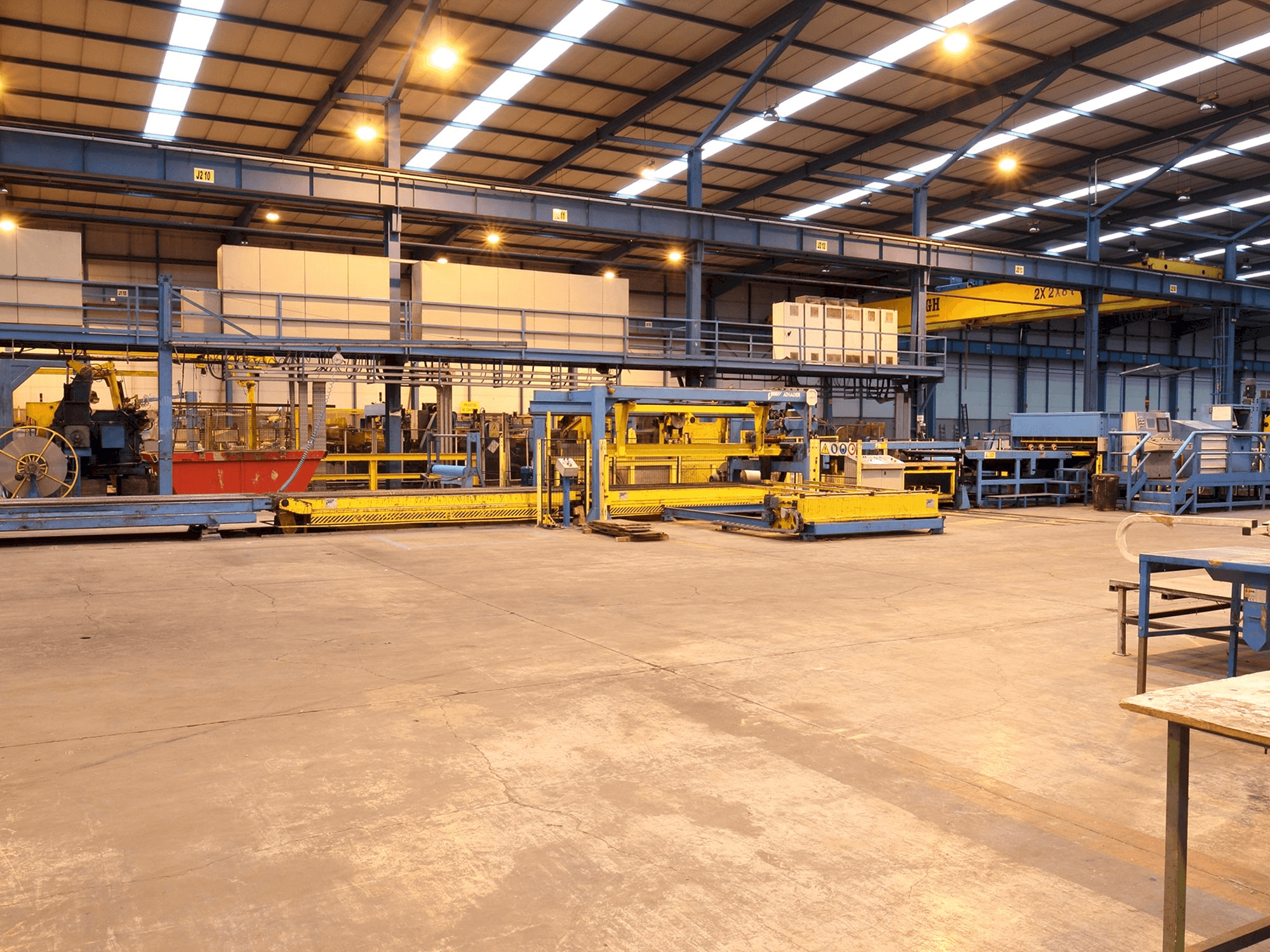 Frontansicht der ATHADER J23 Maschine