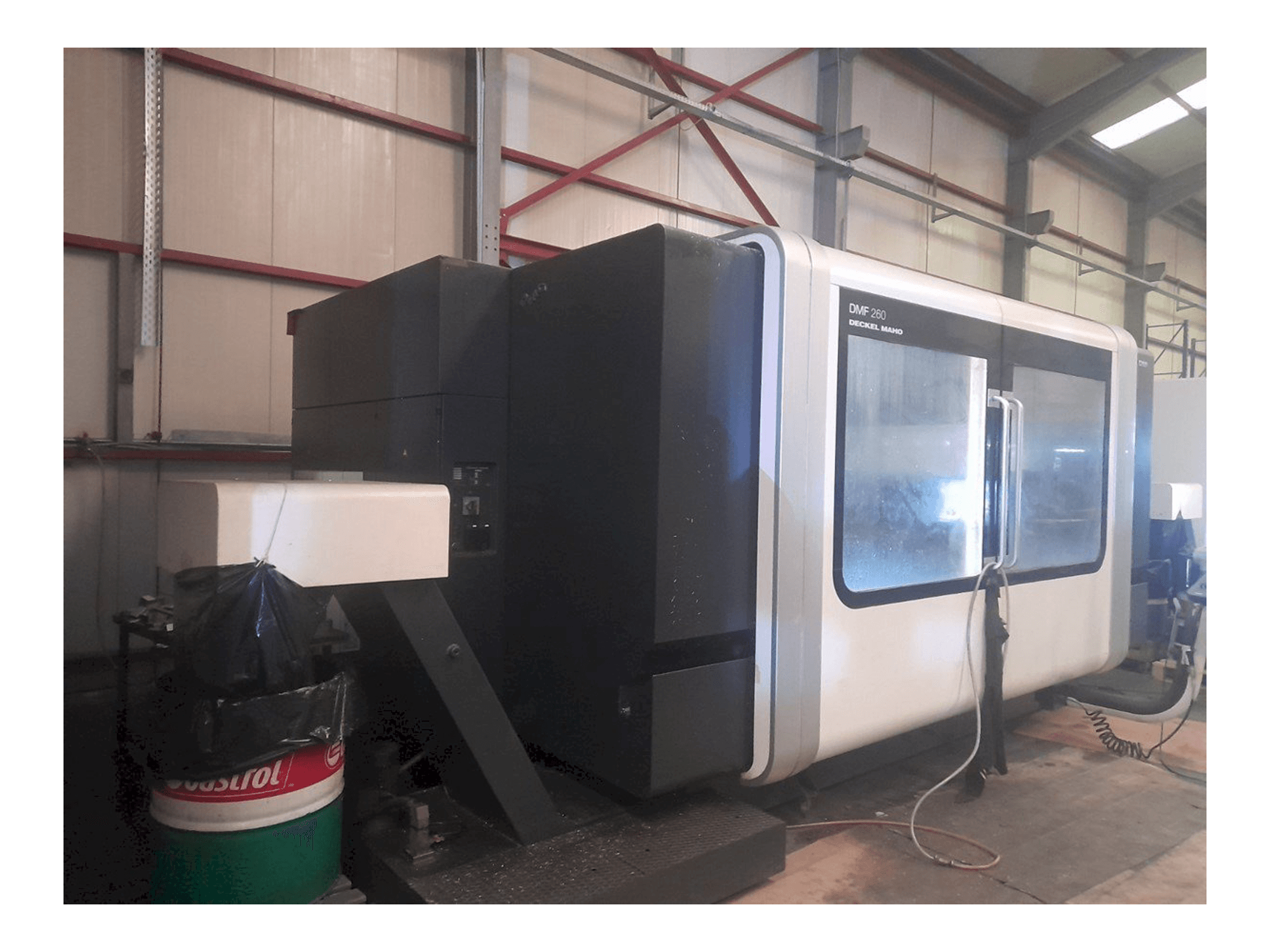 Linke Seitenansicht der DECKEL MAHO DMF 260 Maschine