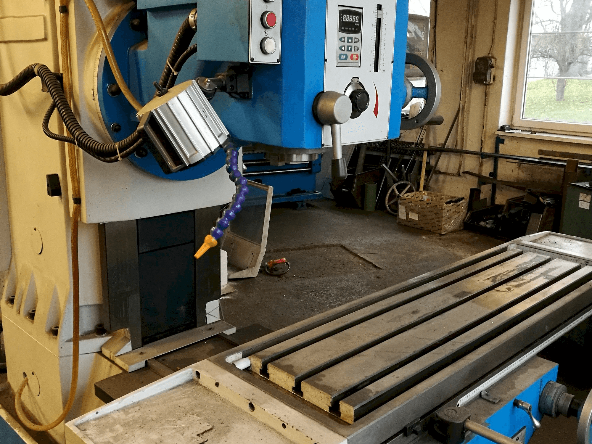 Frontansicht der KNUTH KB 1400 Maschine