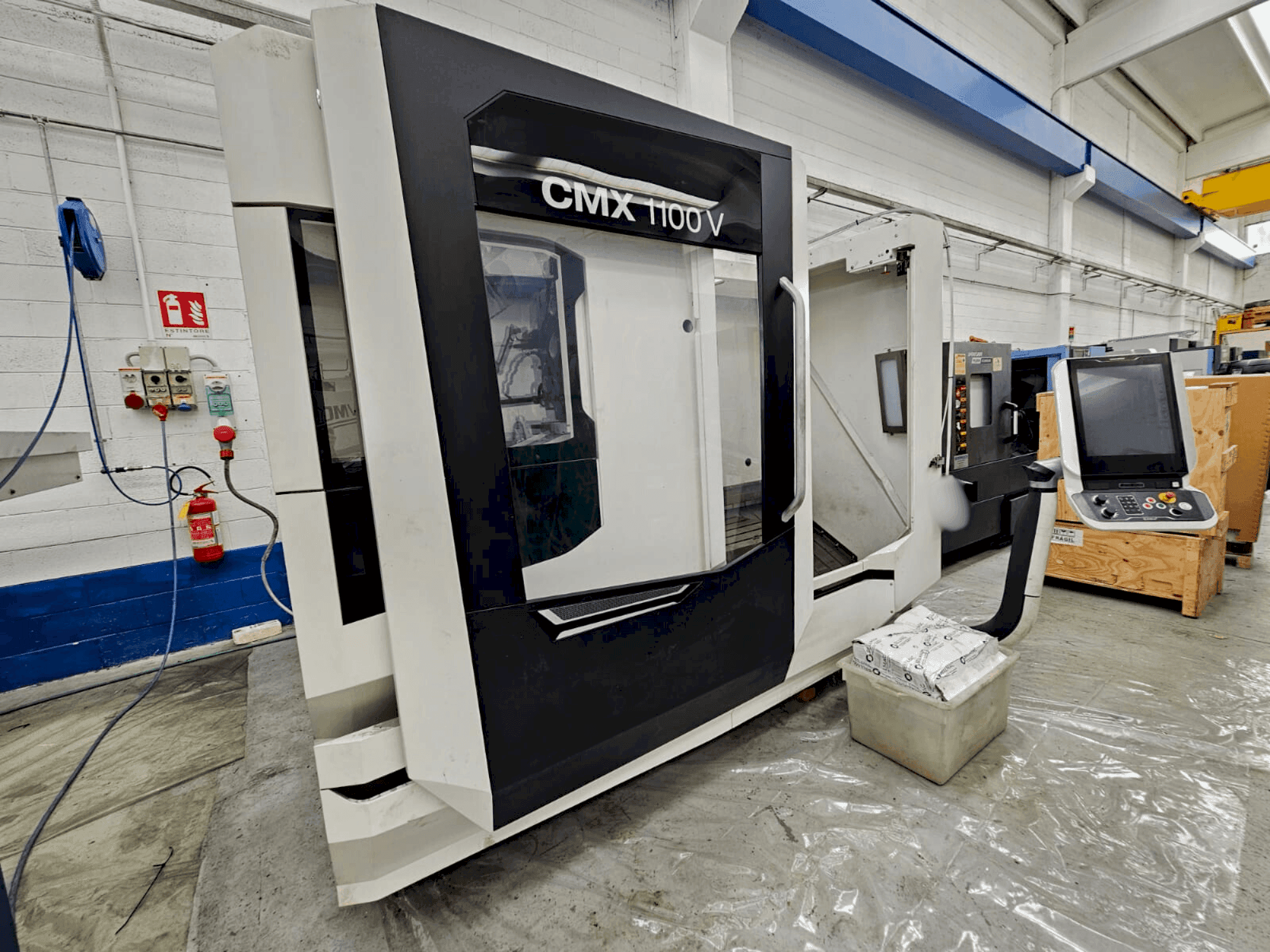 Frontansicht der DMG MORI CMX 1100V Maschine