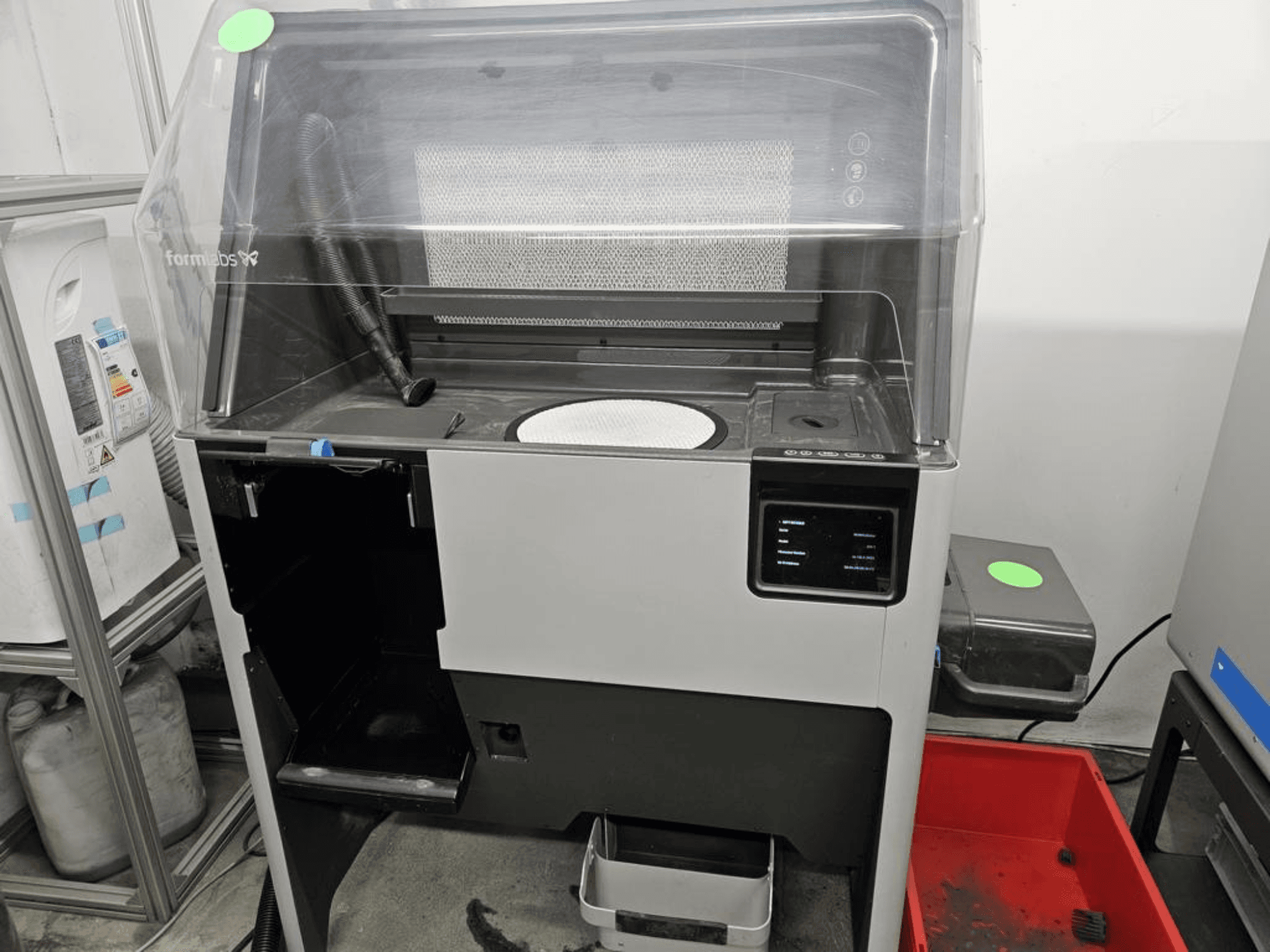 FORMLABS Fuse 1 + 30 W 3D-Drucker für Kunststoff, Vorderansicht mit Touchscreen-Bedienelementen und herausnehmbarer Ablage.